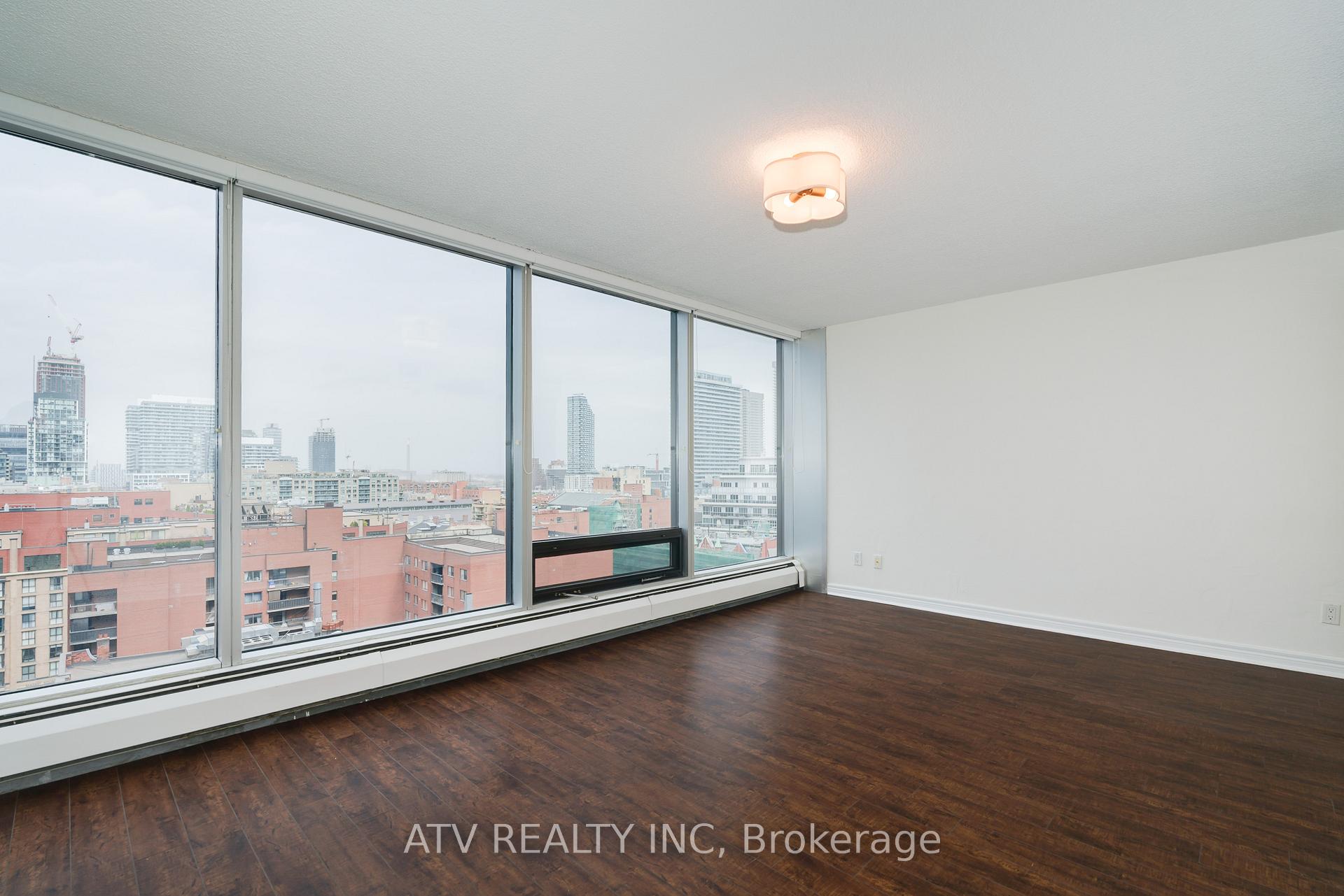 2 Bedrooms Condo at 30 Wellington,  Toronto For sale