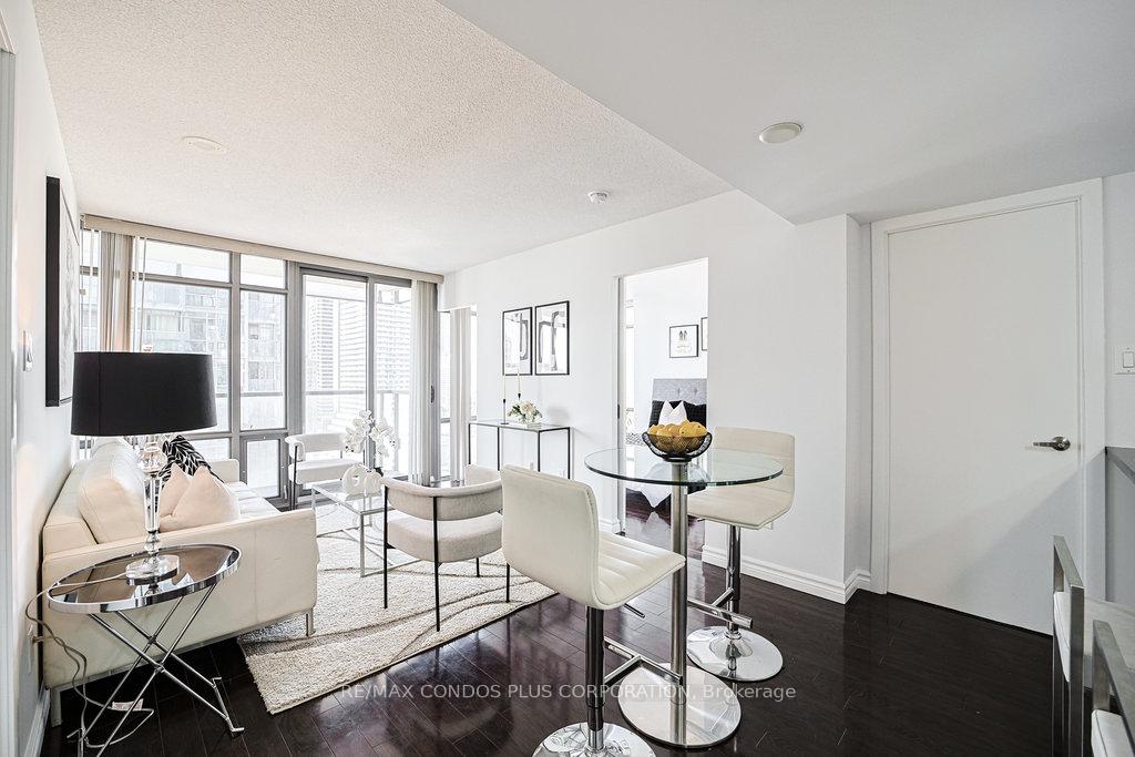 2 Bedrooms Condo at 38 Grenville, Toronto For sale