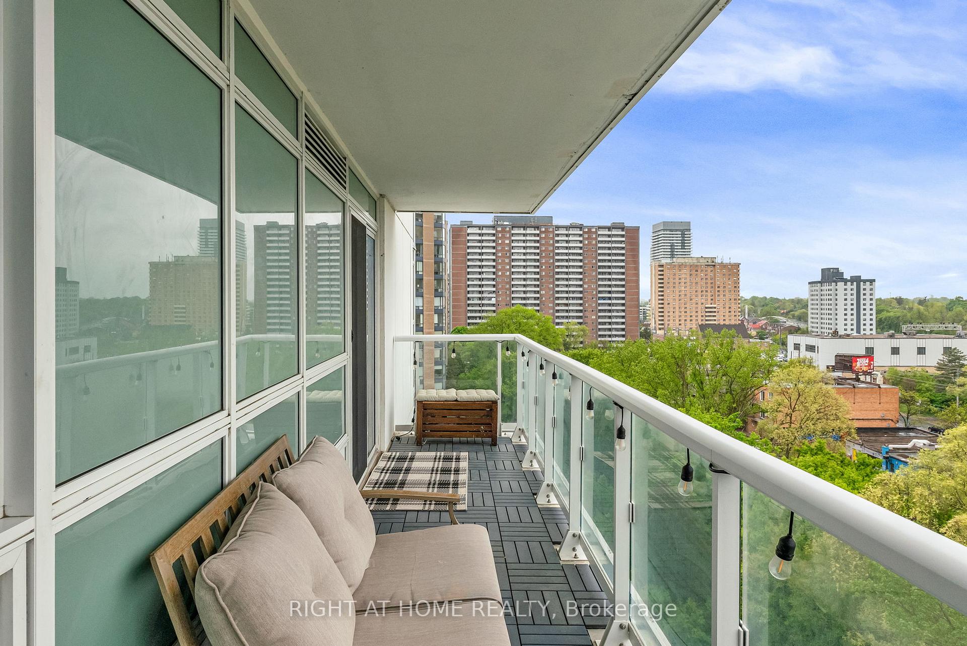 2 Bedrooms Condo at 10 Wilby, Toronto For sale