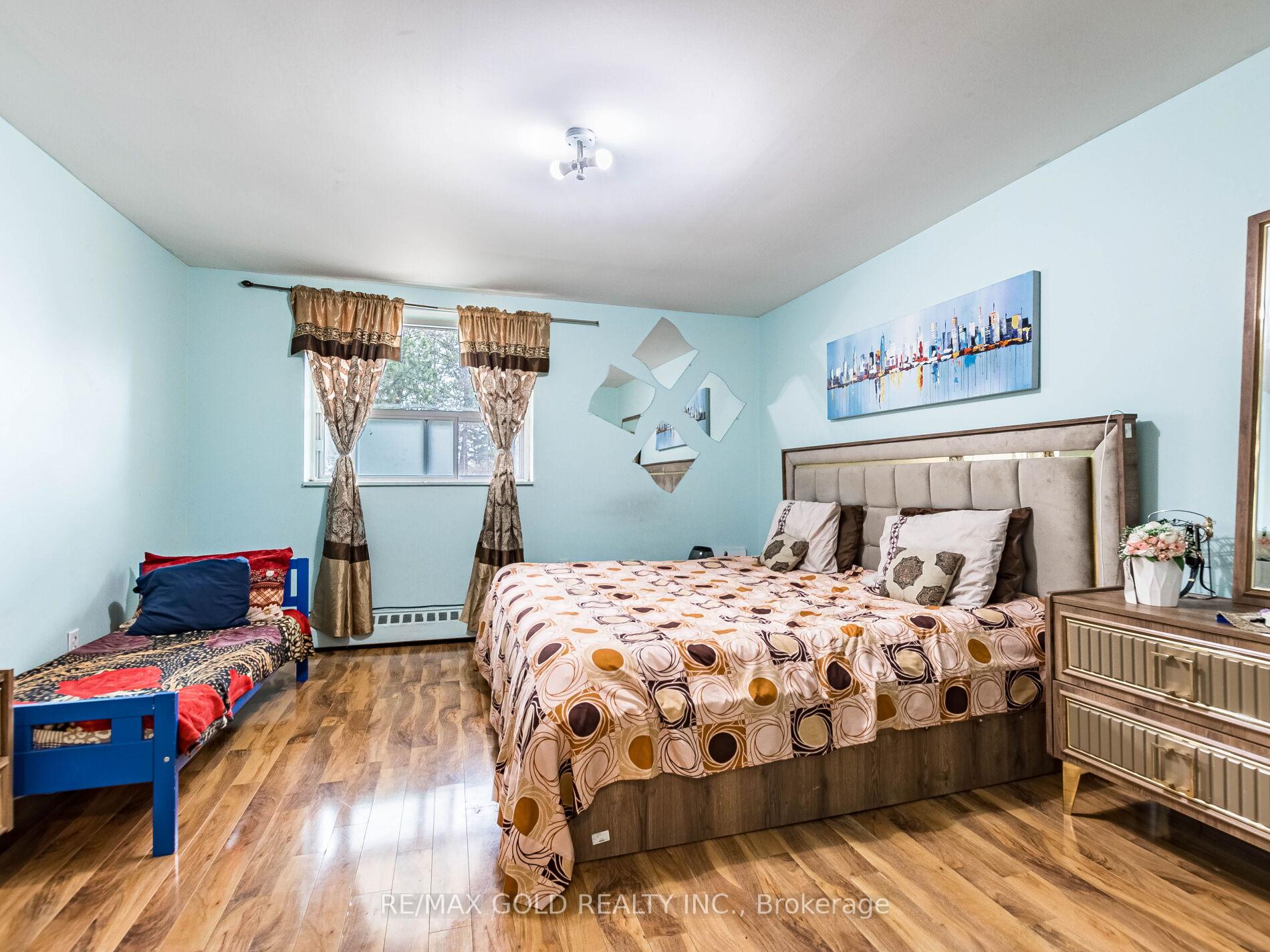 3 Bedrooms Condo at 3555 Derry,  Mississauga For sale