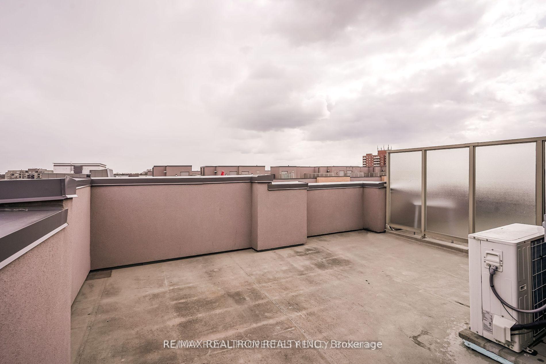 2 Bedrooms Condo at 80 Orchid Place, Toronto For sale