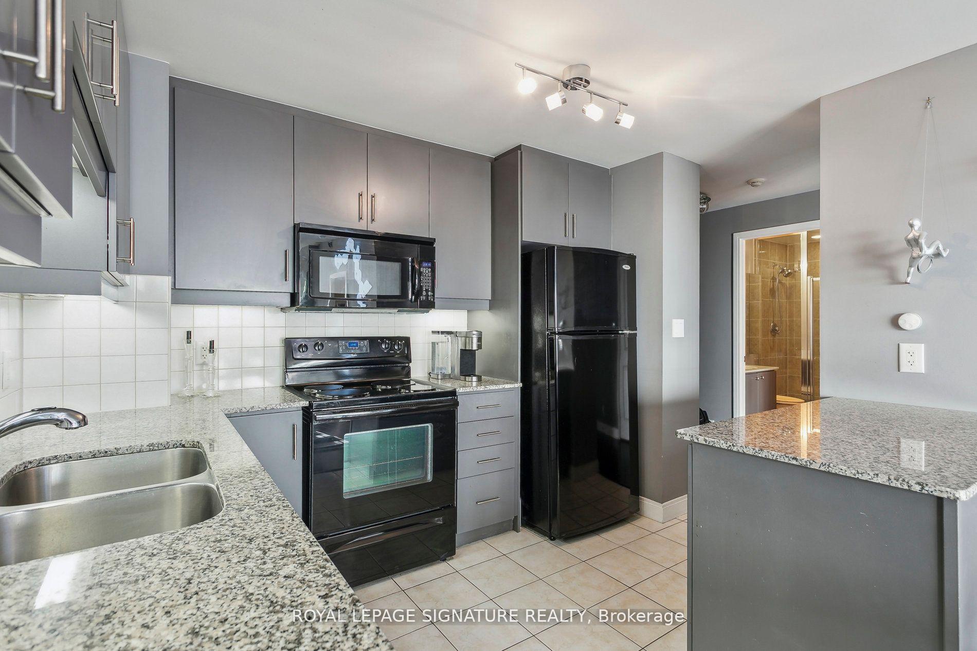 3 Bedrooms Condo at 60 Absolute, Mississauga For sale