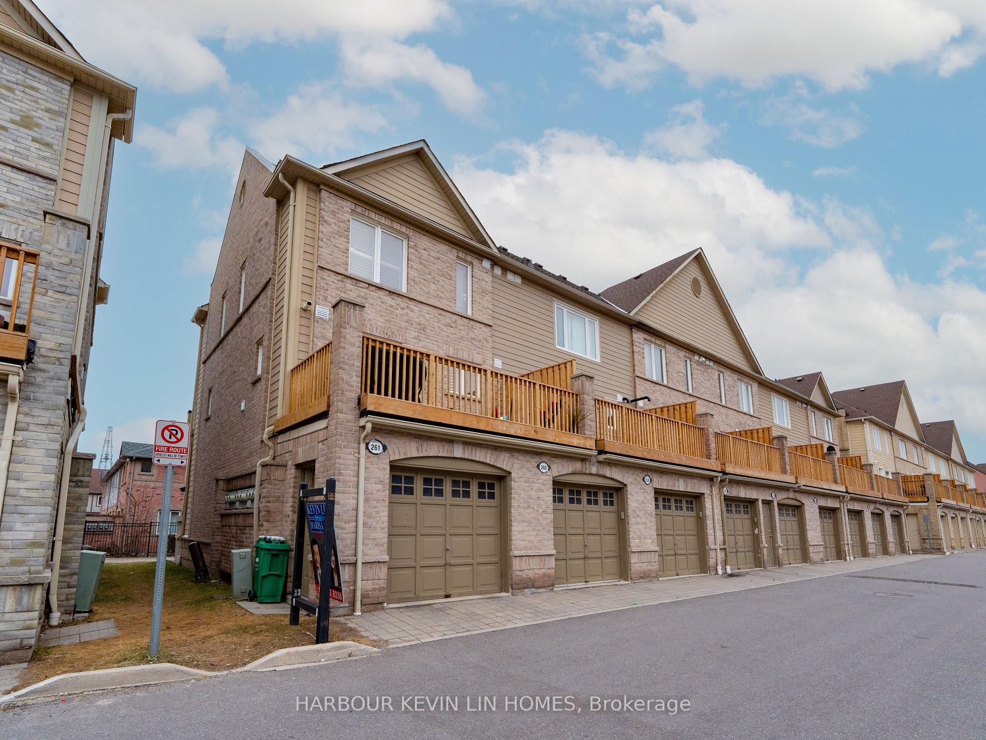 3 Bedrooms Condo at 4975 Southampton, Mississauga For sale