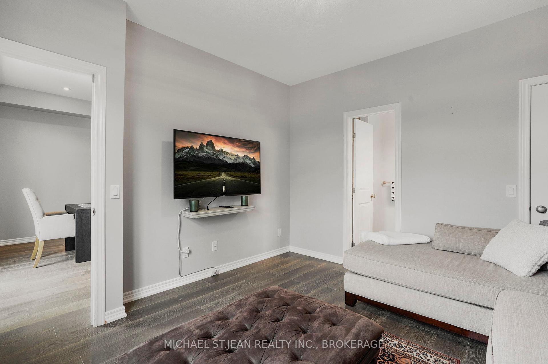 3 Bedrooms Condo at 5056 New,  Burlington For sale