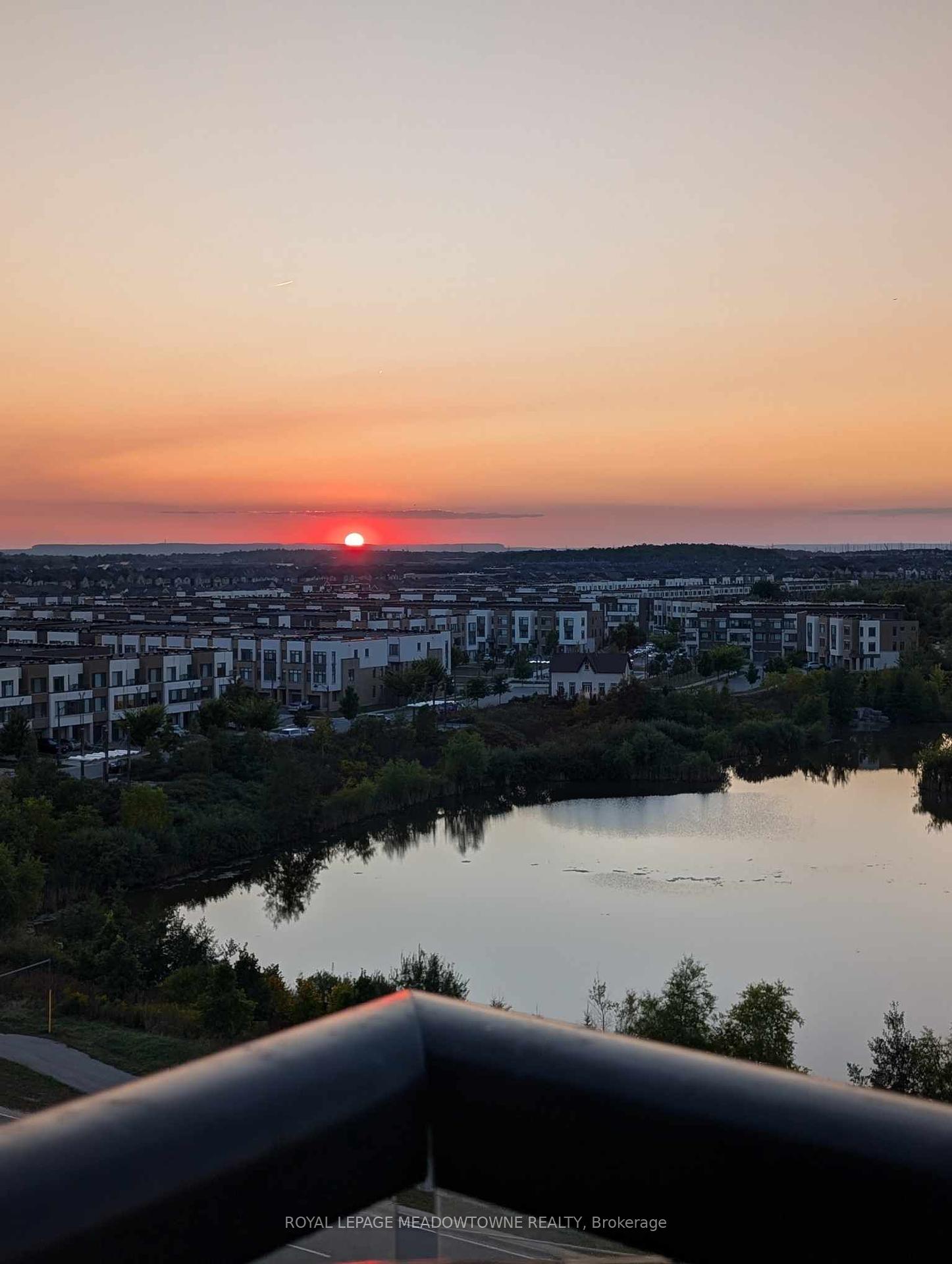2 Bedrooms Condo at 2489 Taunton, Oakville For sale