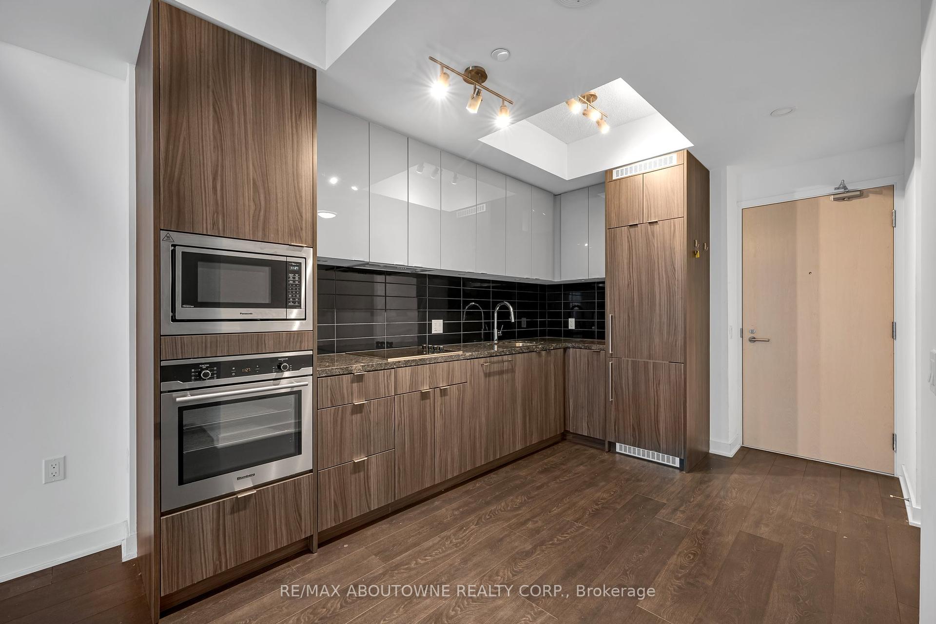 2 Bedrooms Condo at 115 Blue Jays, Toronto For sale
