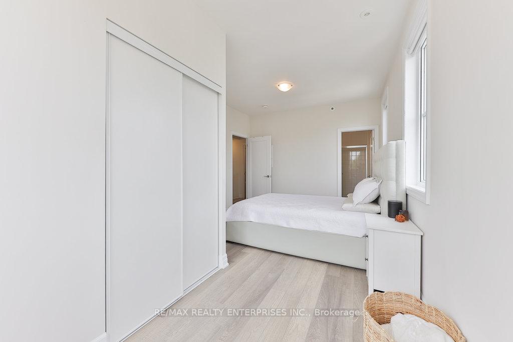 2 Bedrooms Condo at 657 Cricklewood, Mississauga For sale