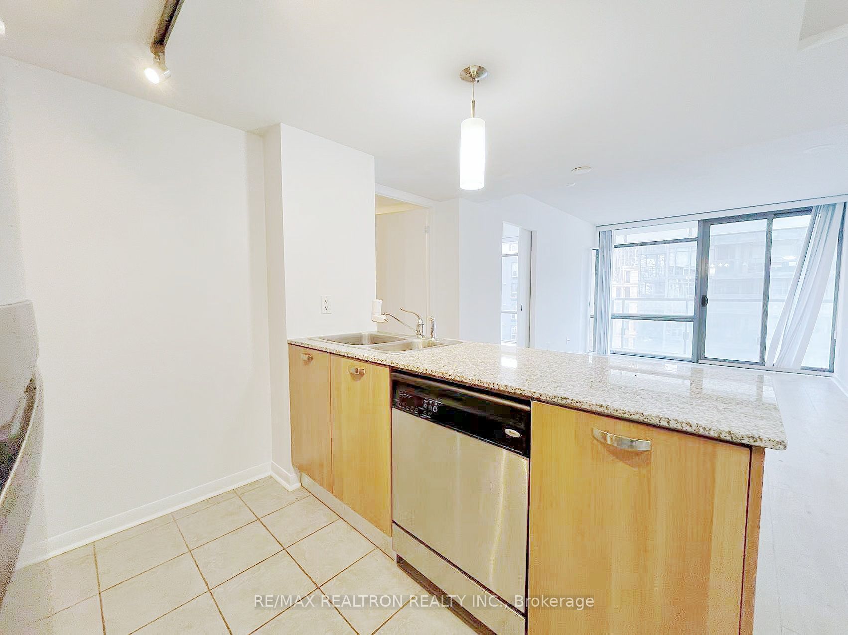 37 Grosvenor Street, #1009