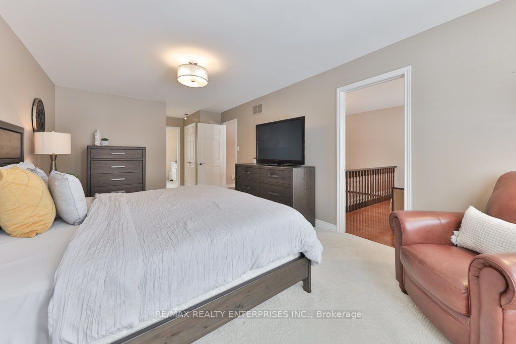 1076 Red Pine Crescent