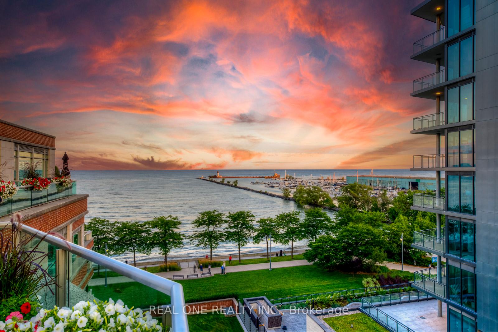 2 Bedrooms Condo at 65 Port,  Mississauga For sale