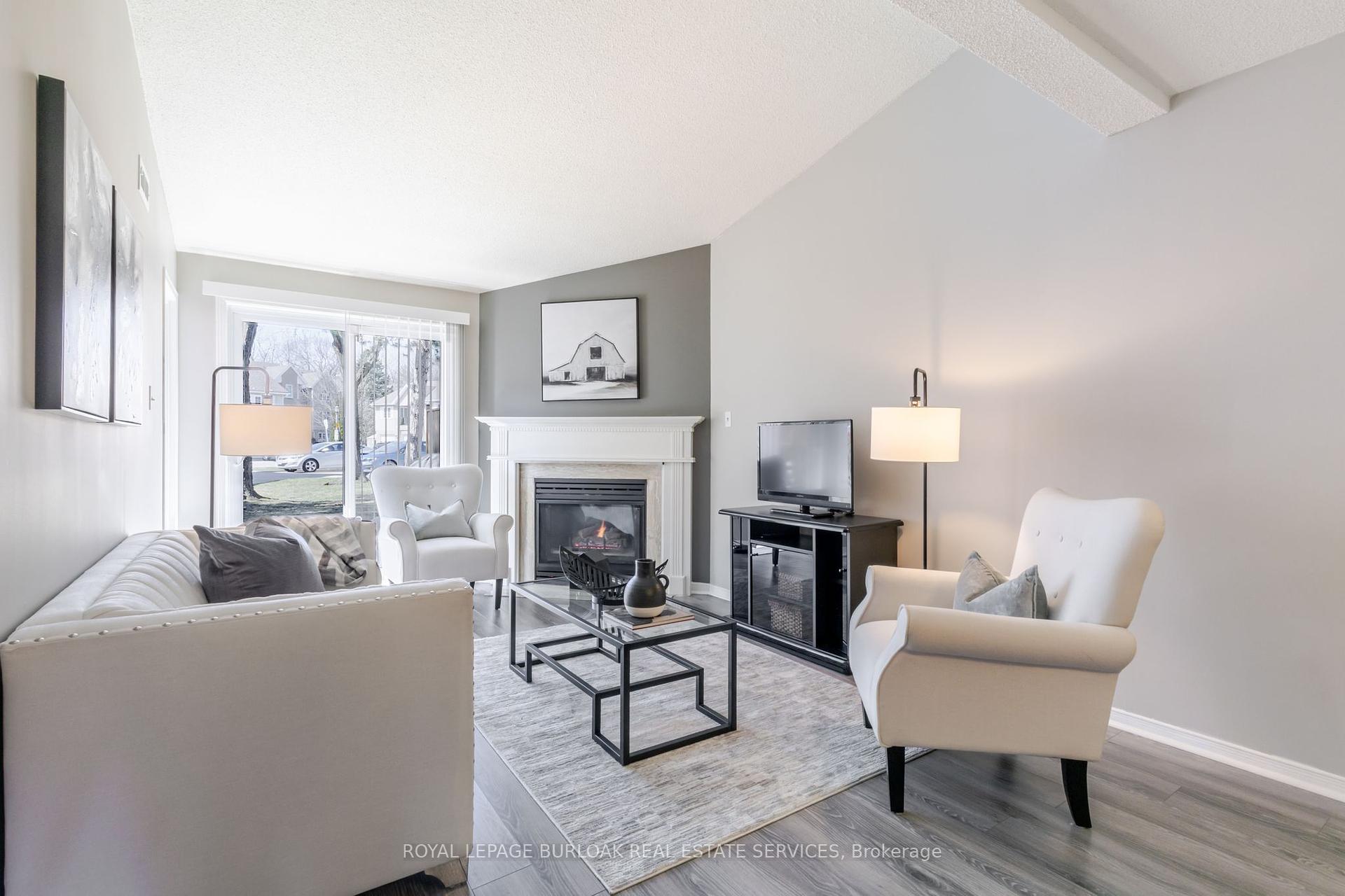 2 Bedrooms Condo at 2110 Cleaver, Burlington For sale