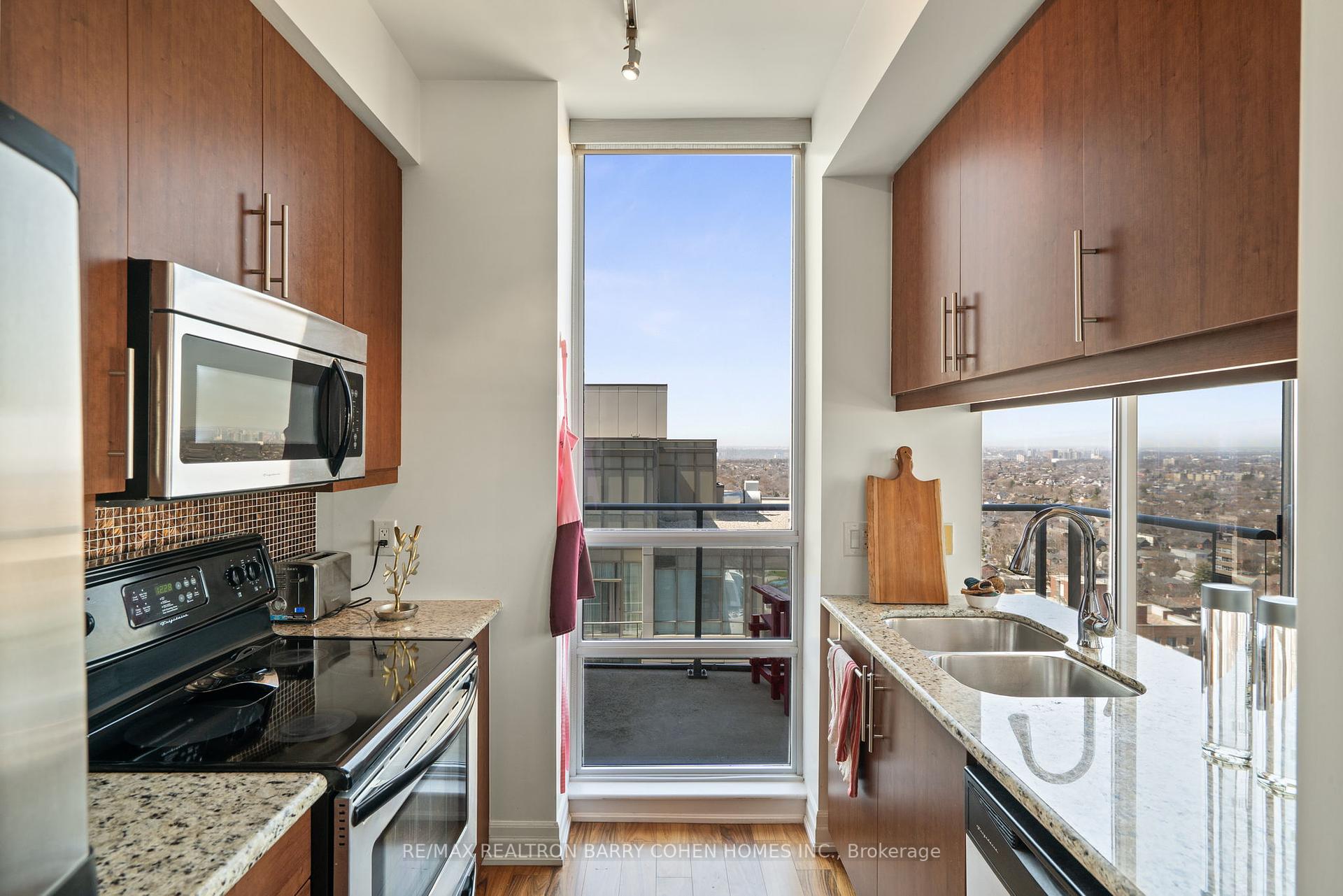 3 Bedrooms Condo at 500 St Clair, Toronto For sale