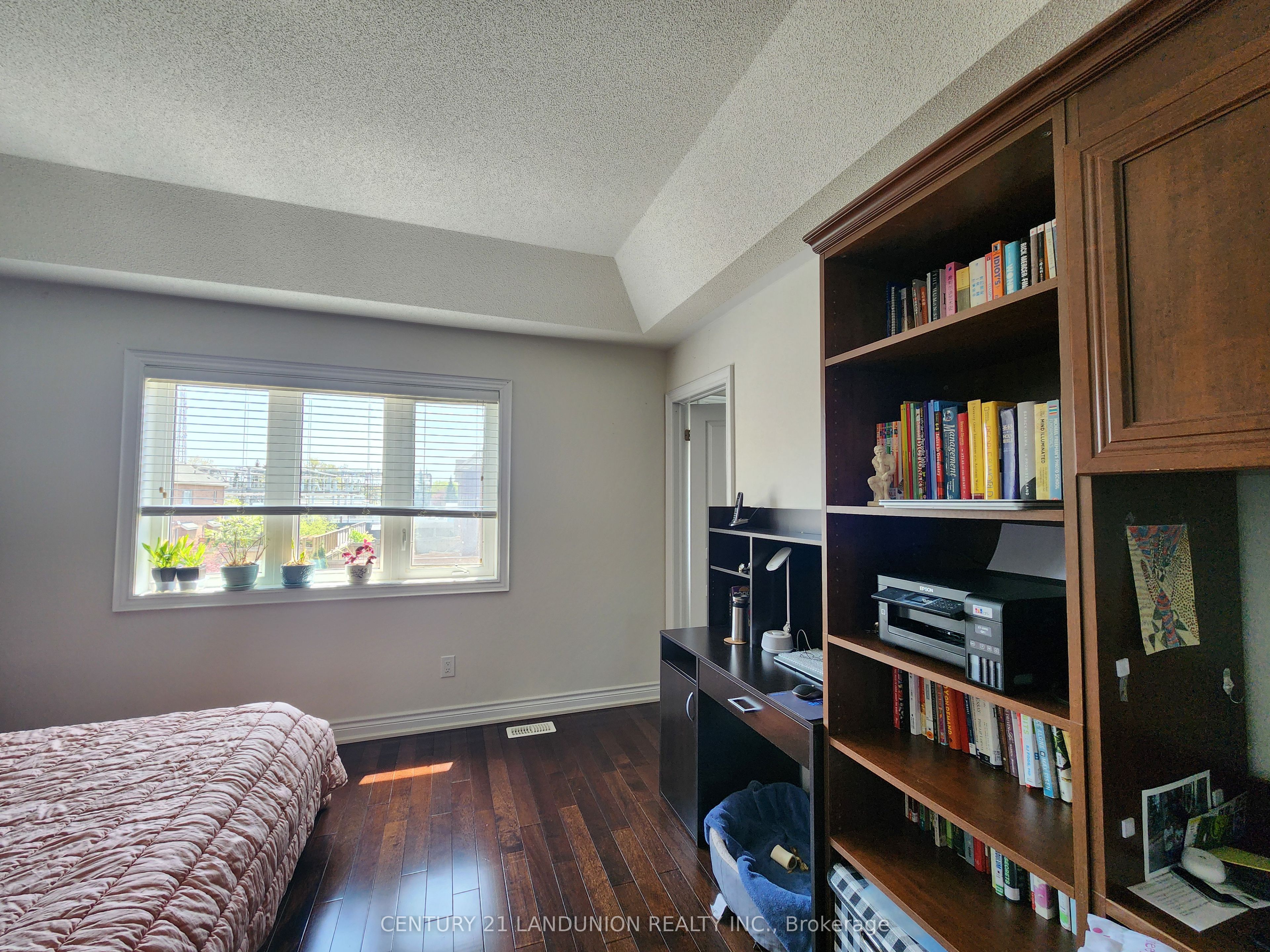 35 Goldthread Terrace