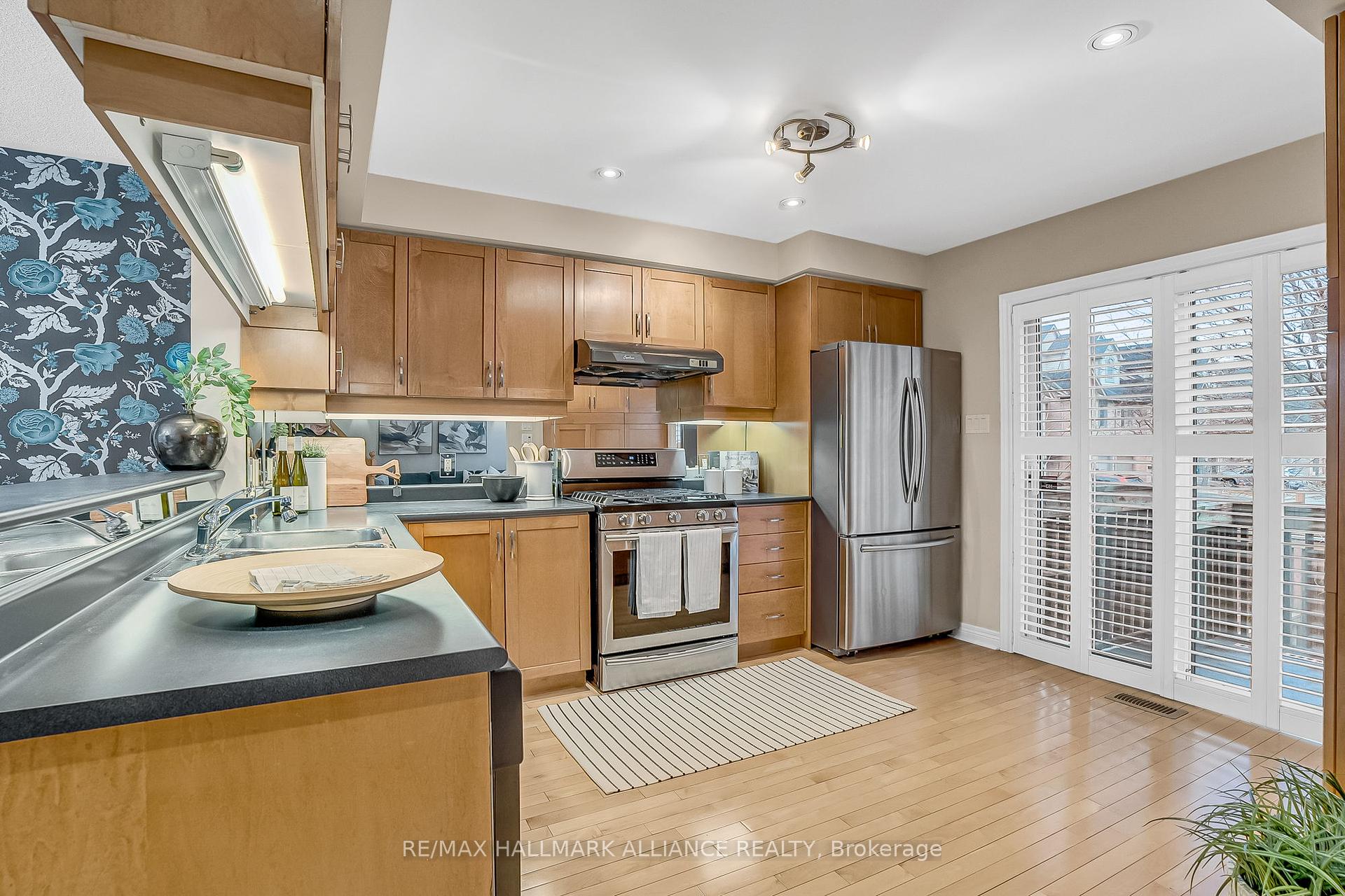 3 Bedrooms Condo at 5031 East Mill,  Mississauga For sale
