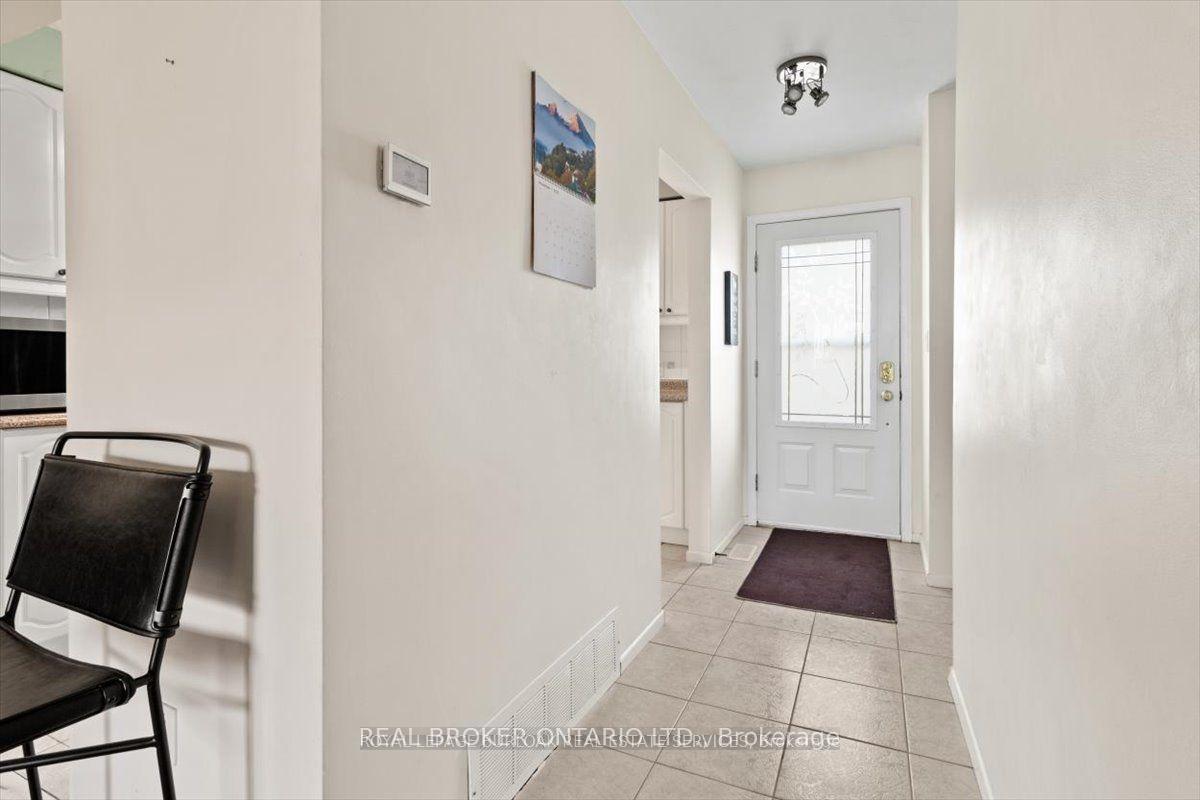 2 Bedrooms Condo at 11 Colmar, Hamilton For sale