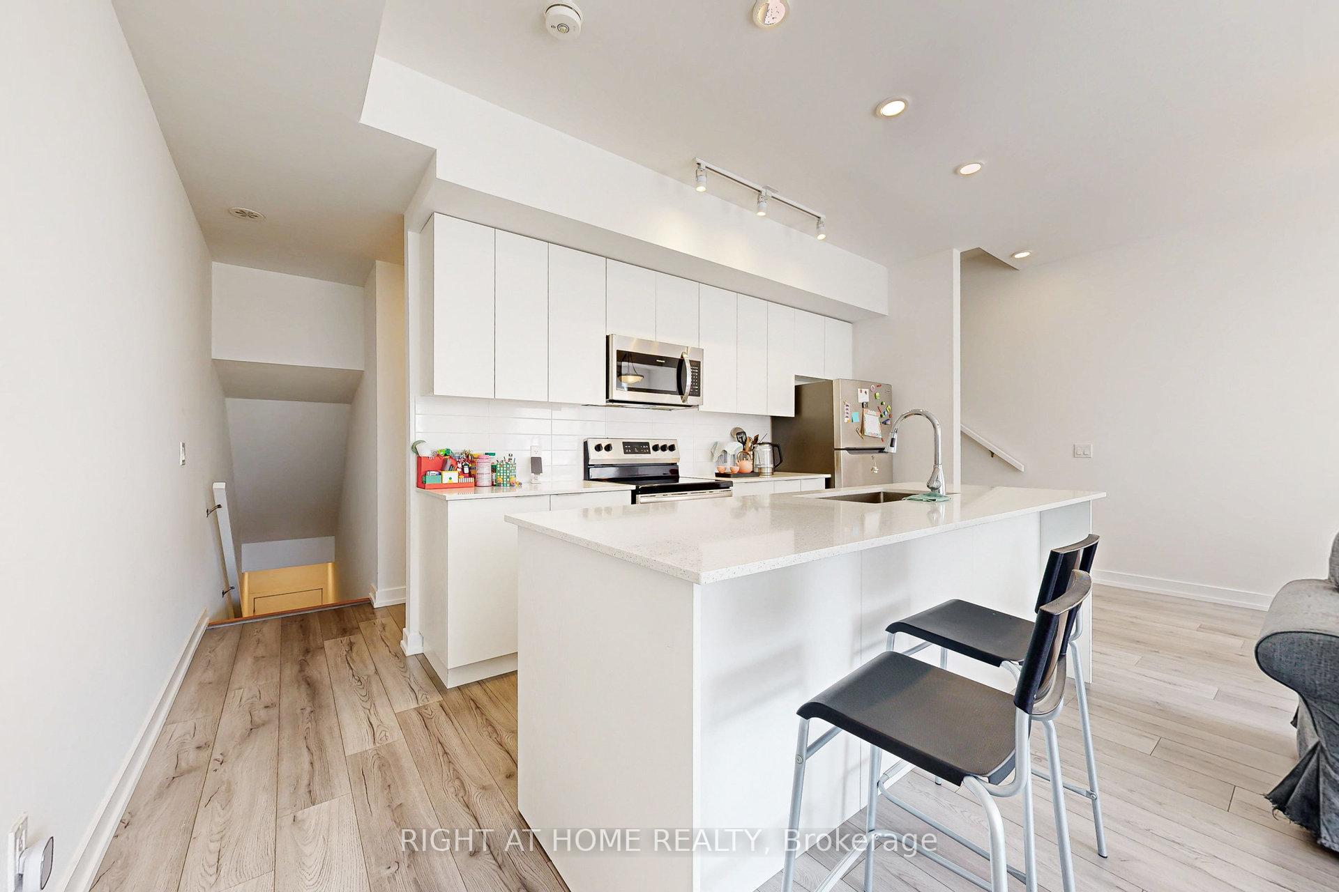 2 Bedrooms Condo at 3058 Sixth, Oakville For sale