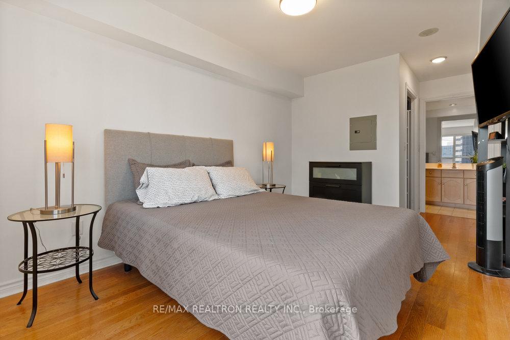 3 Bedrooms Condo at 250 Wellington, Toronto For sale