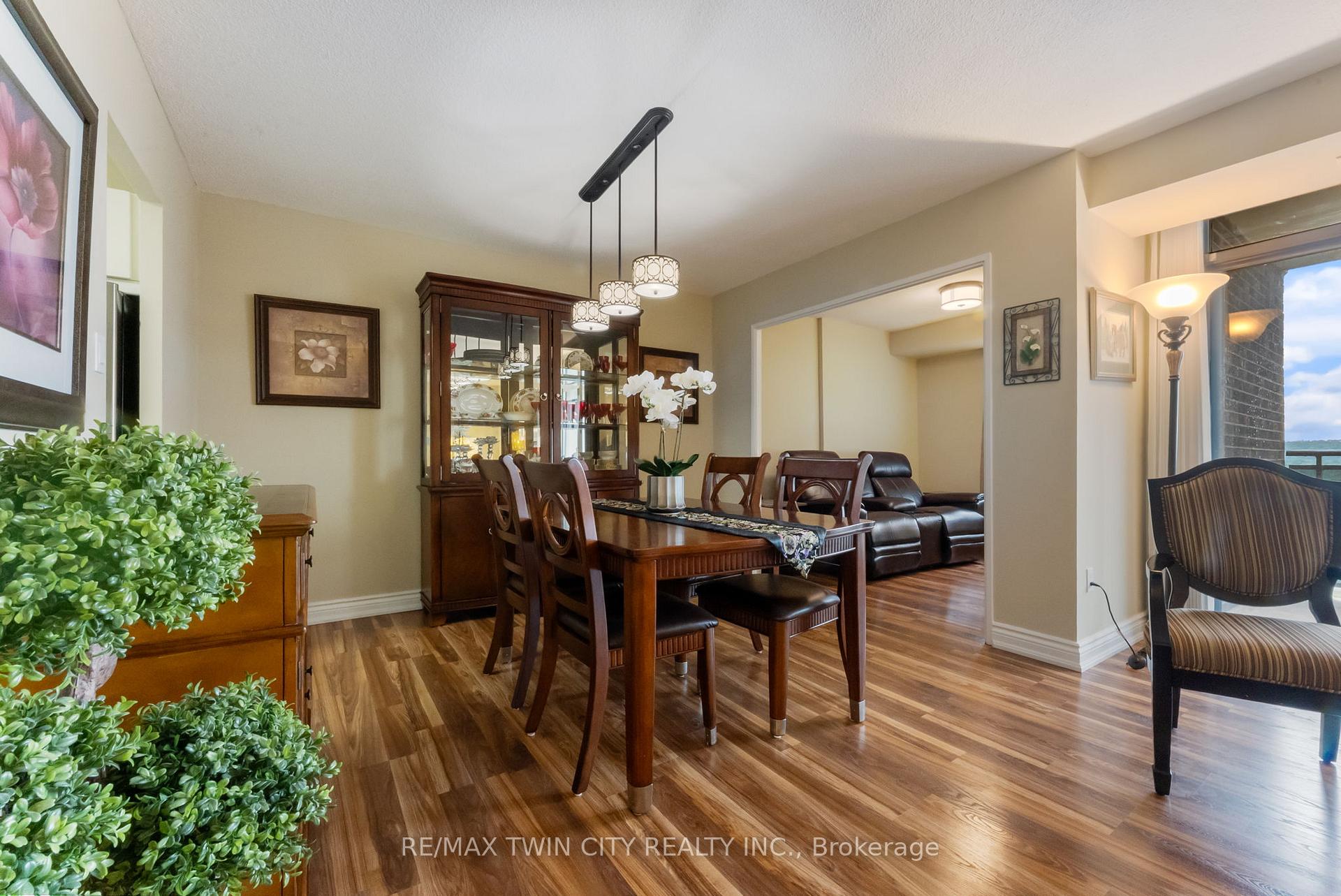 2 Bedrooms Condo at 301 Frances, Hamilton For sale