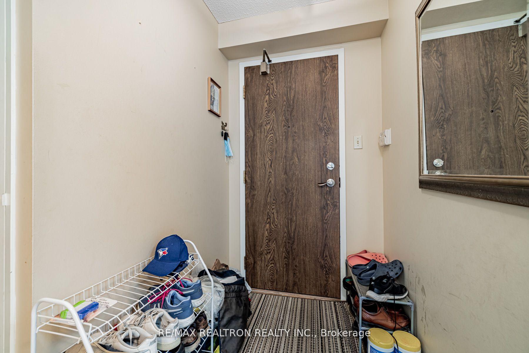 2 Bedrooms Condo at 7440 Bathurst,  Vaughan For sale