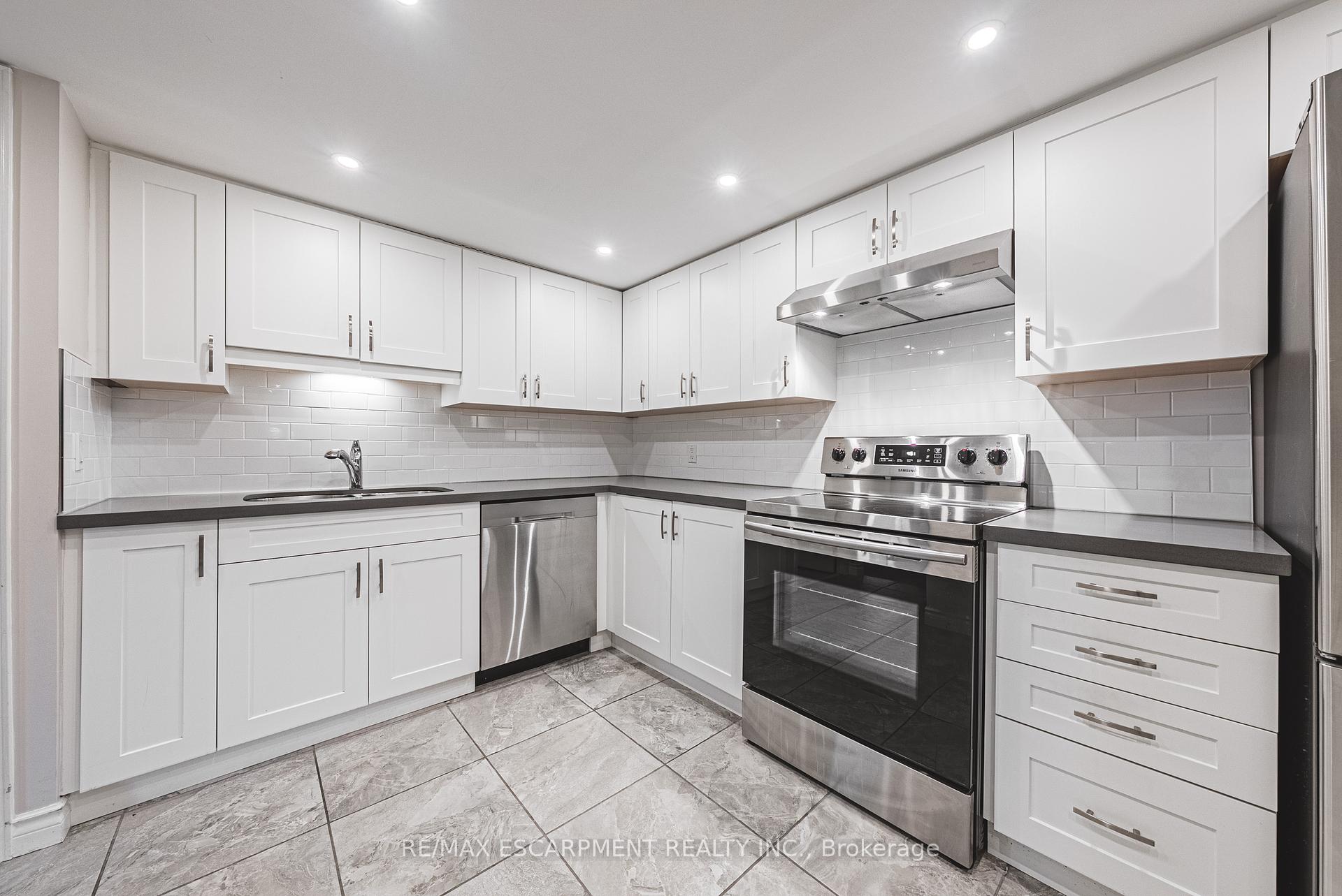 3 Bedrooms Condo at 150 WILSON, Hamilton For sale