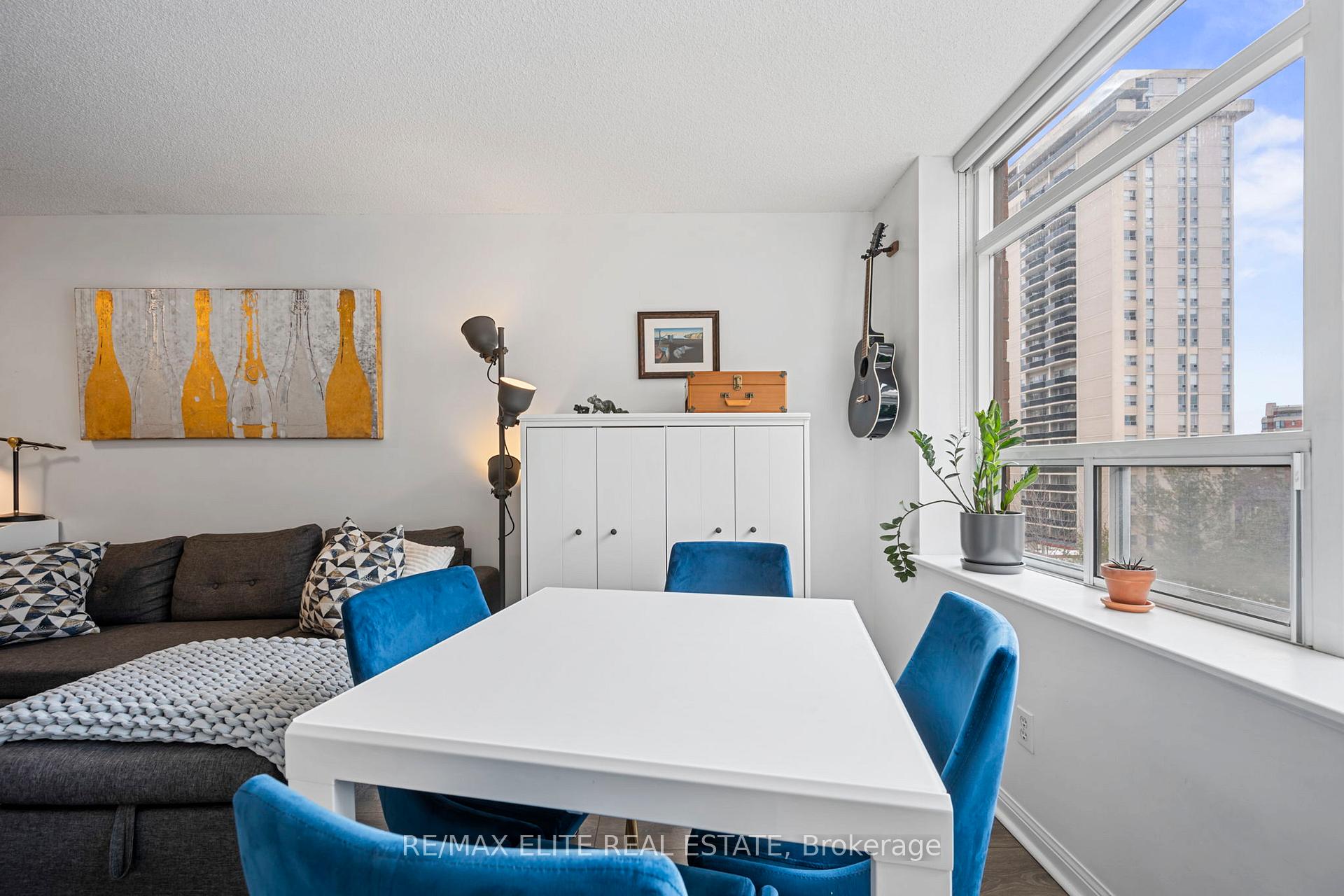 1 Bedroom Condo at 5 Rosehill,  Toronto For sale