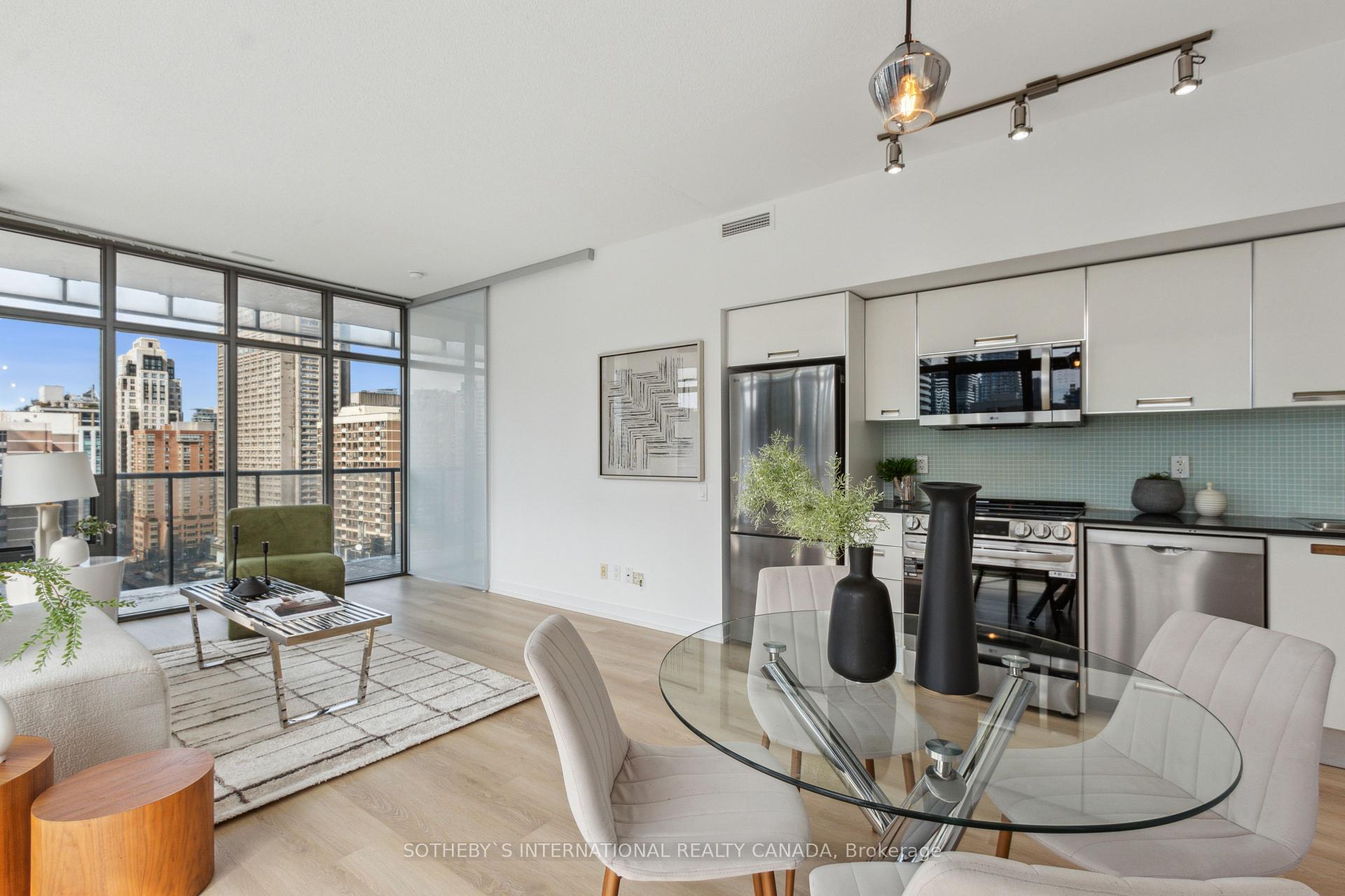2 Bedrooms Condo at 33 Charles,  Toronto For sale