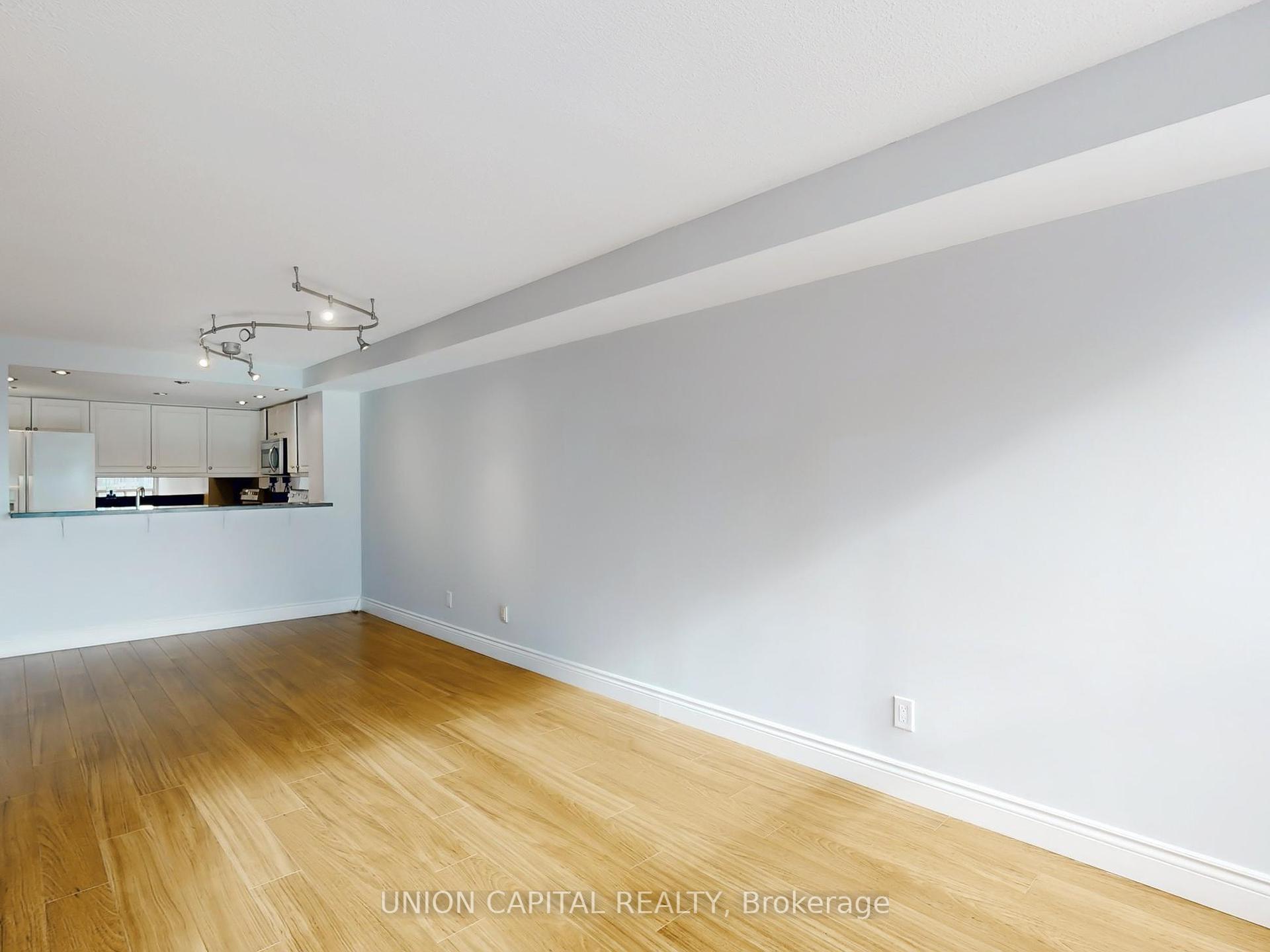 3 Bedrooms Condo at 28 Hollywood, Toronto For sale