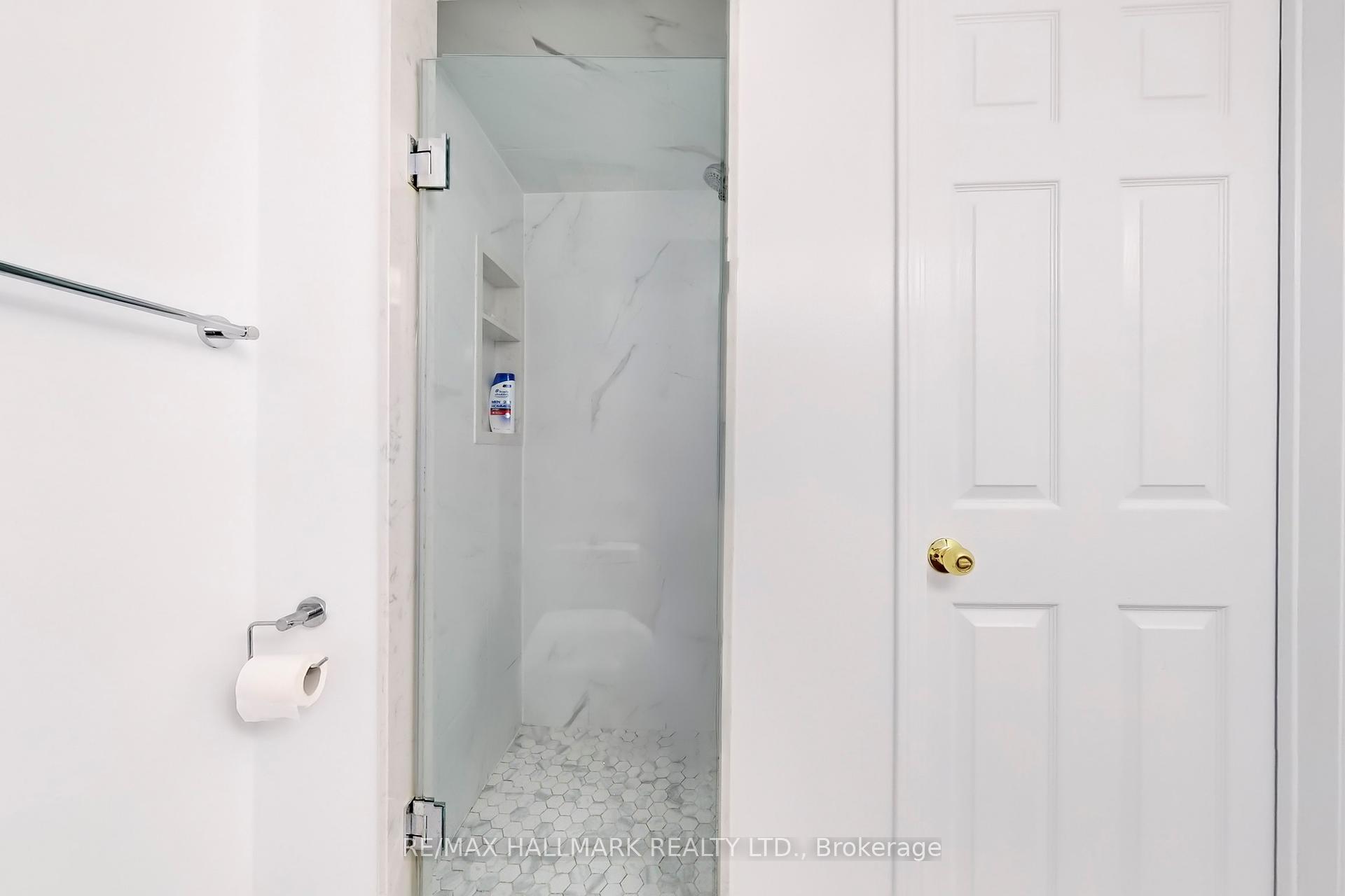 3 Bedrooms Condo at 83 Mondeo,  Toronto For sale