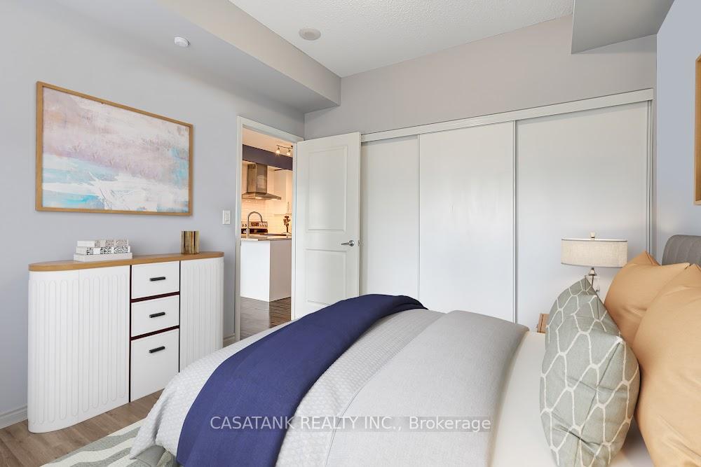 3 Bedrooms Condo at 385 Prince Of Wales, Mississauga For sale