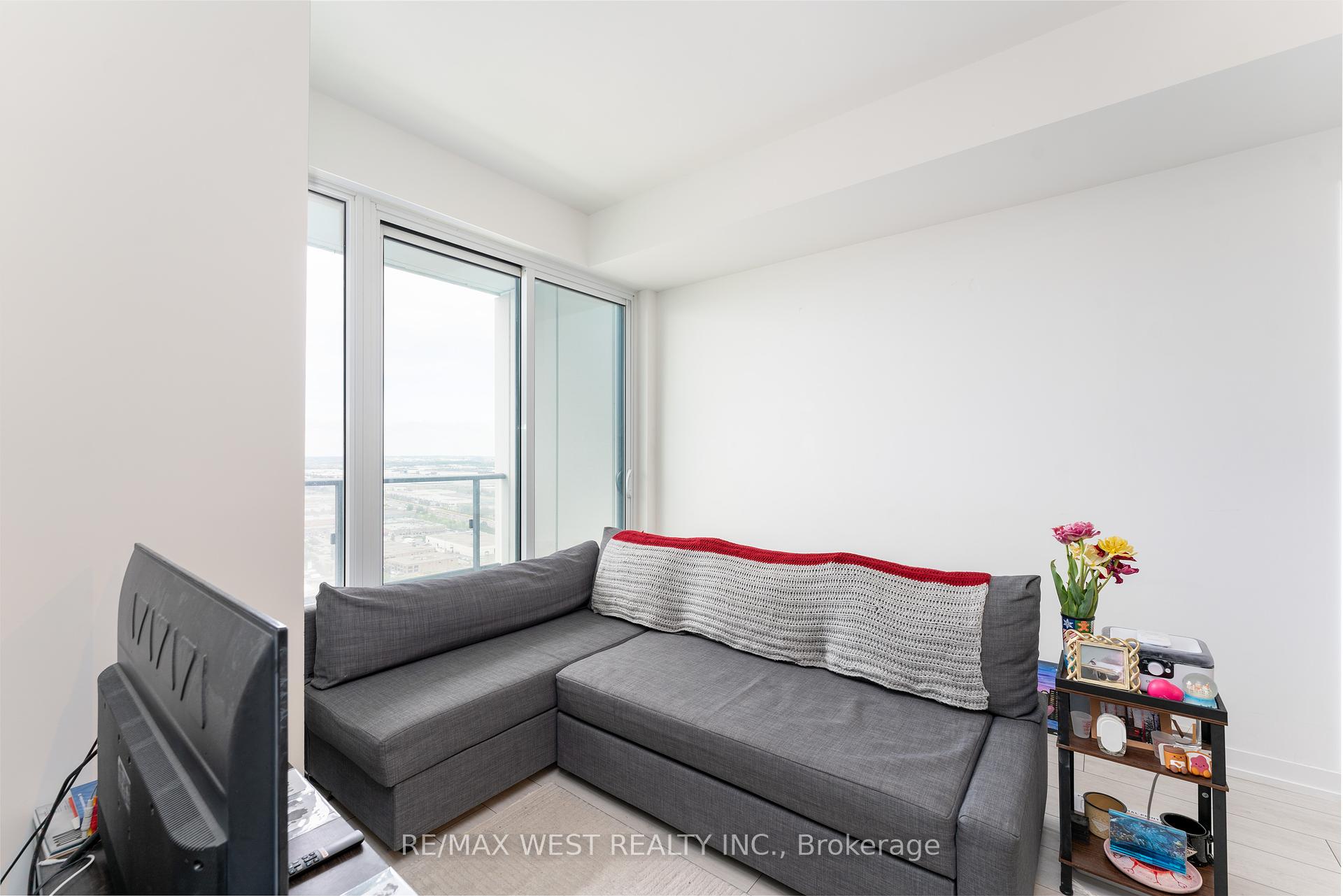 2 Bedrooms Condo at 898 Portage, Vaughan For sale