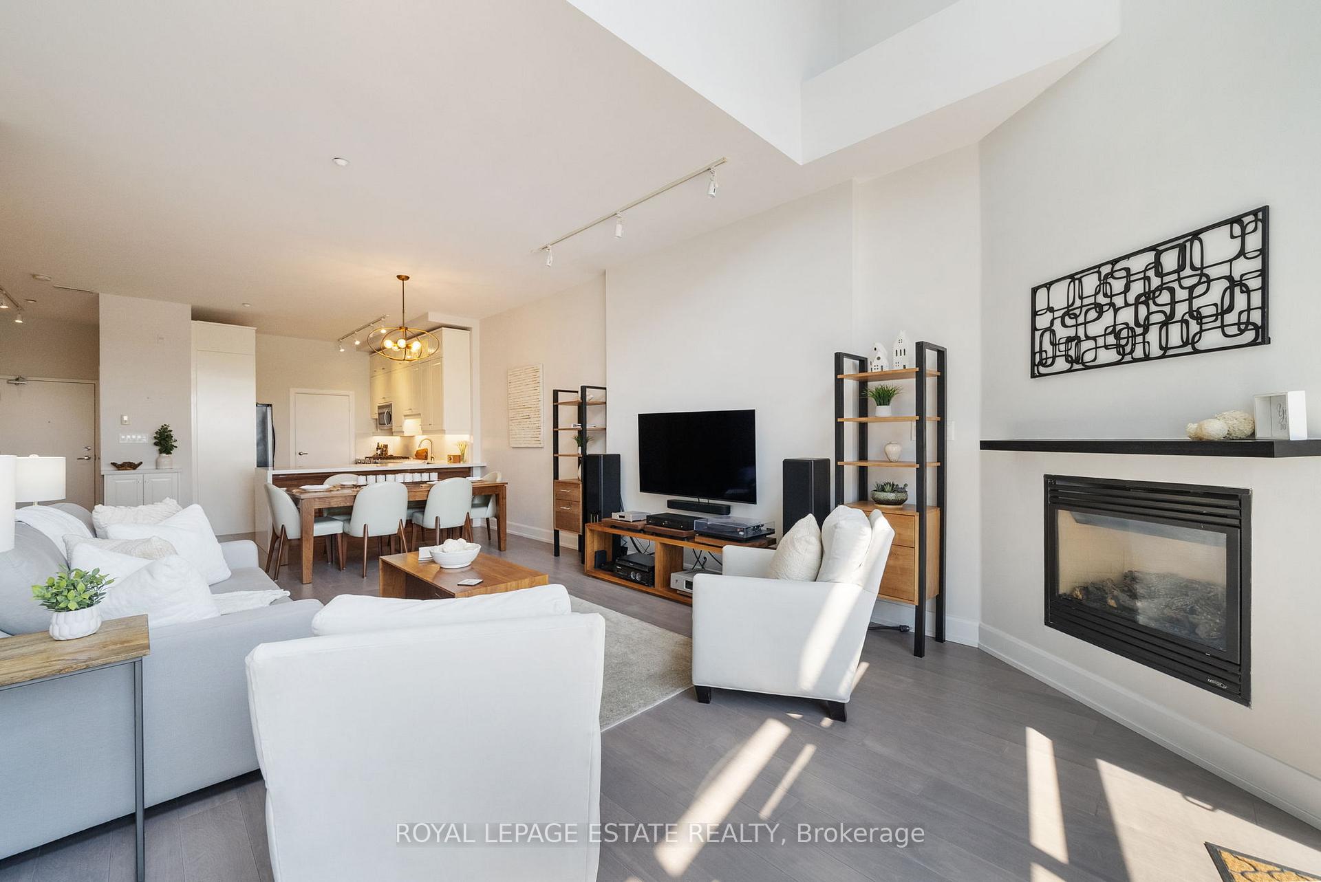 2 Bedrooms Condo at 160 Fallingbrook, Toronto For sale
