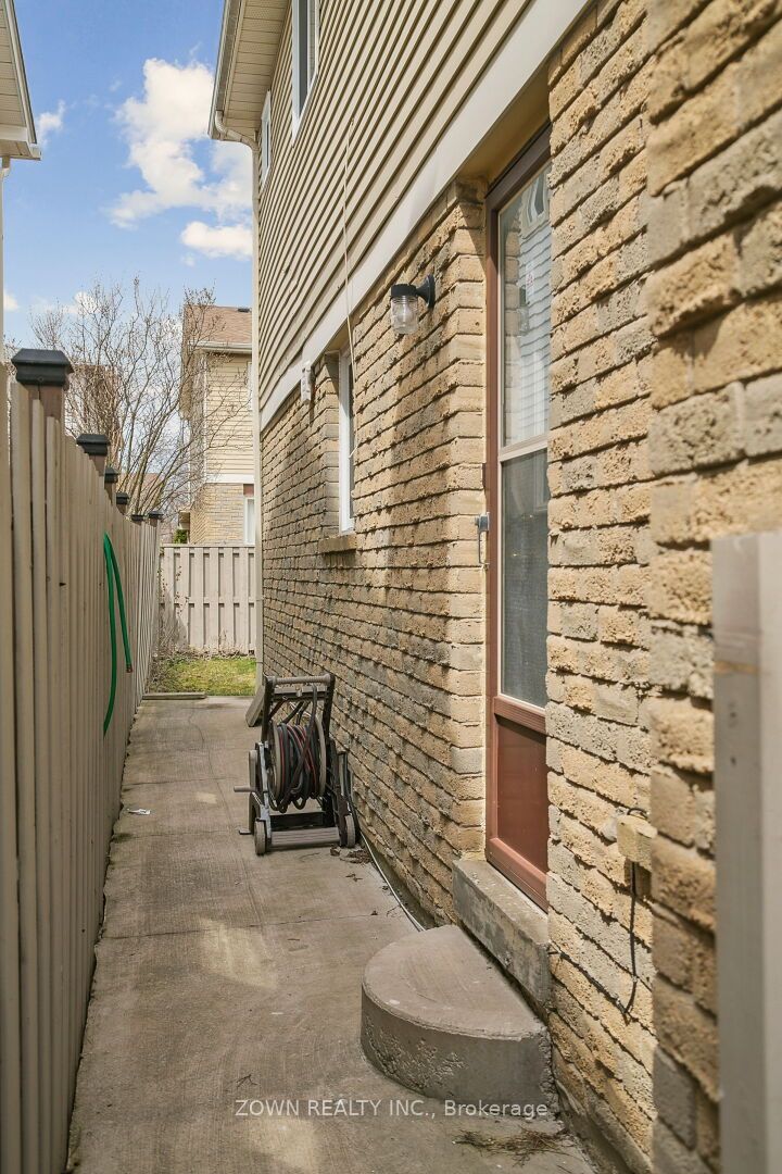 33 Dafoe Crescent