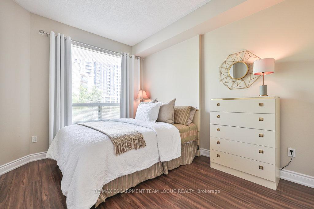 2 Bedrooms Condo at 2511 Lakeshore, Oakville For sale