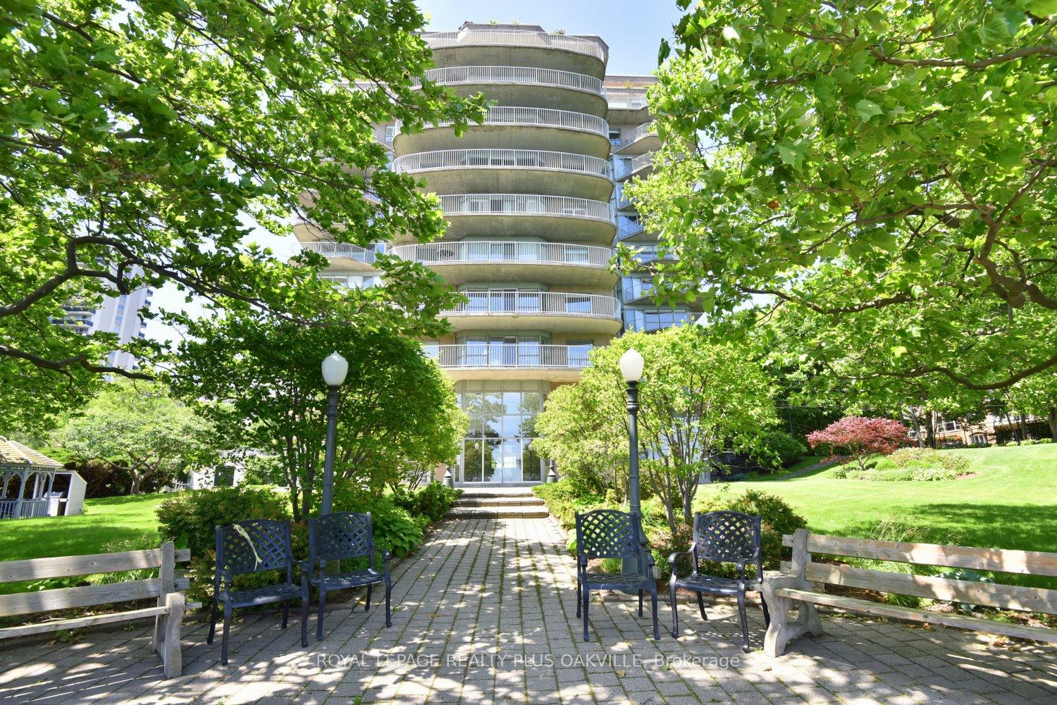 2 Bedrooms Condo at 2190 Lakeshore, Burlington For sale