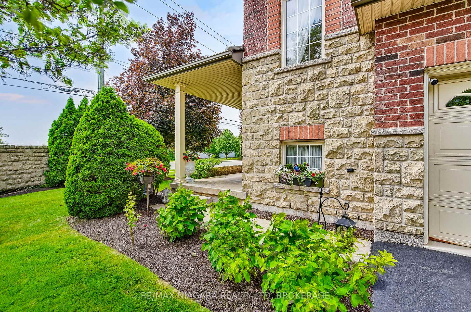 3 Bedrooms Condo at 5 Liddycoat, Hamilton For sale