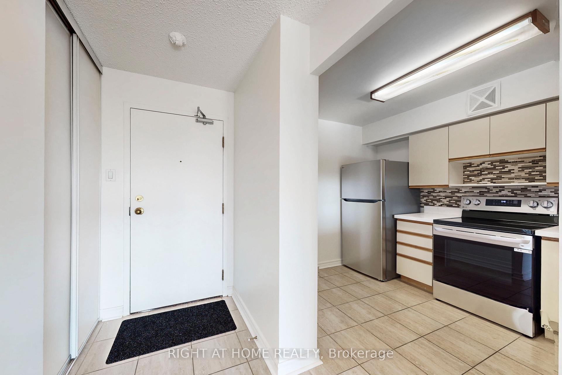 3 Bedrooms Condo at 4 Park Vista, Toronto For sale