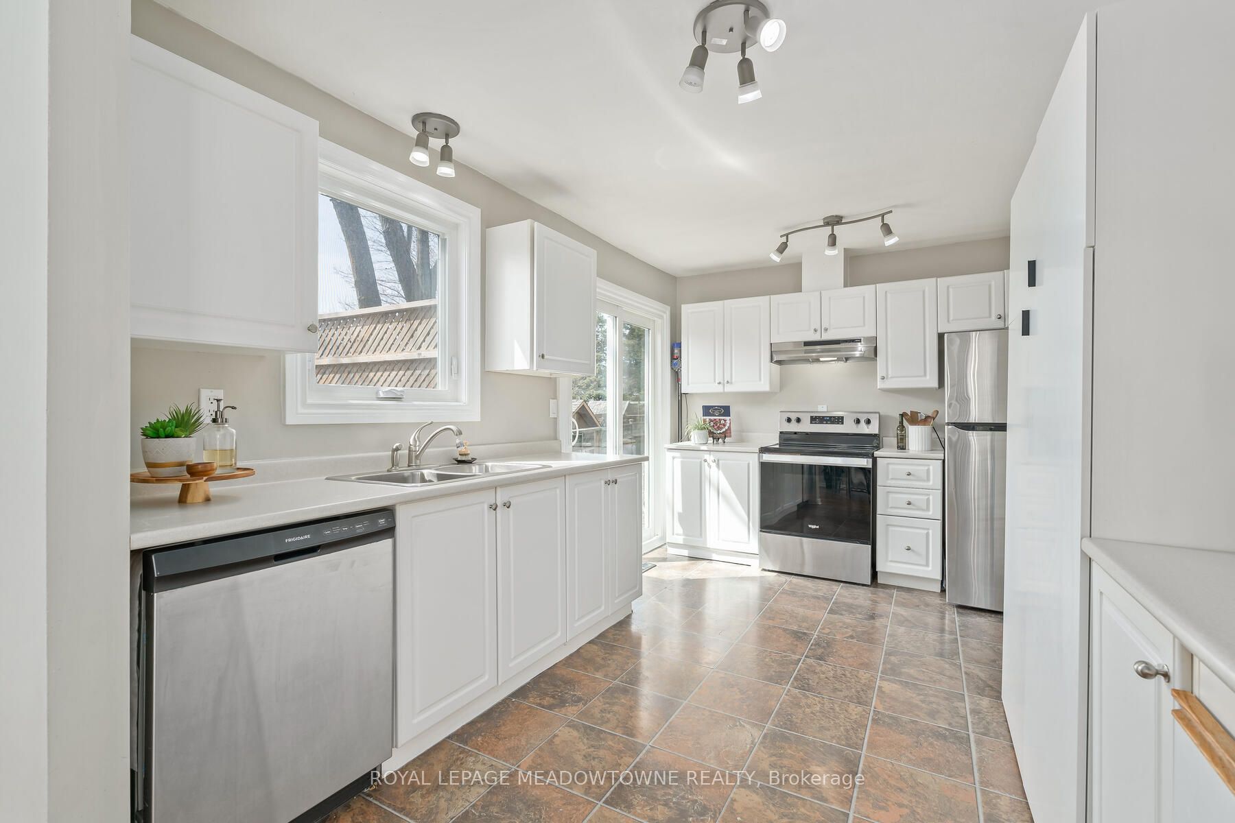 338 Whitehead Crescent
