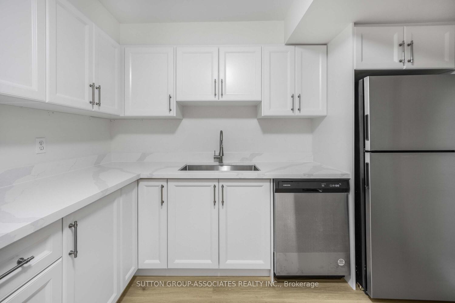3 Bedrooms Condo at 1300 Marlborough, Oakville For sale