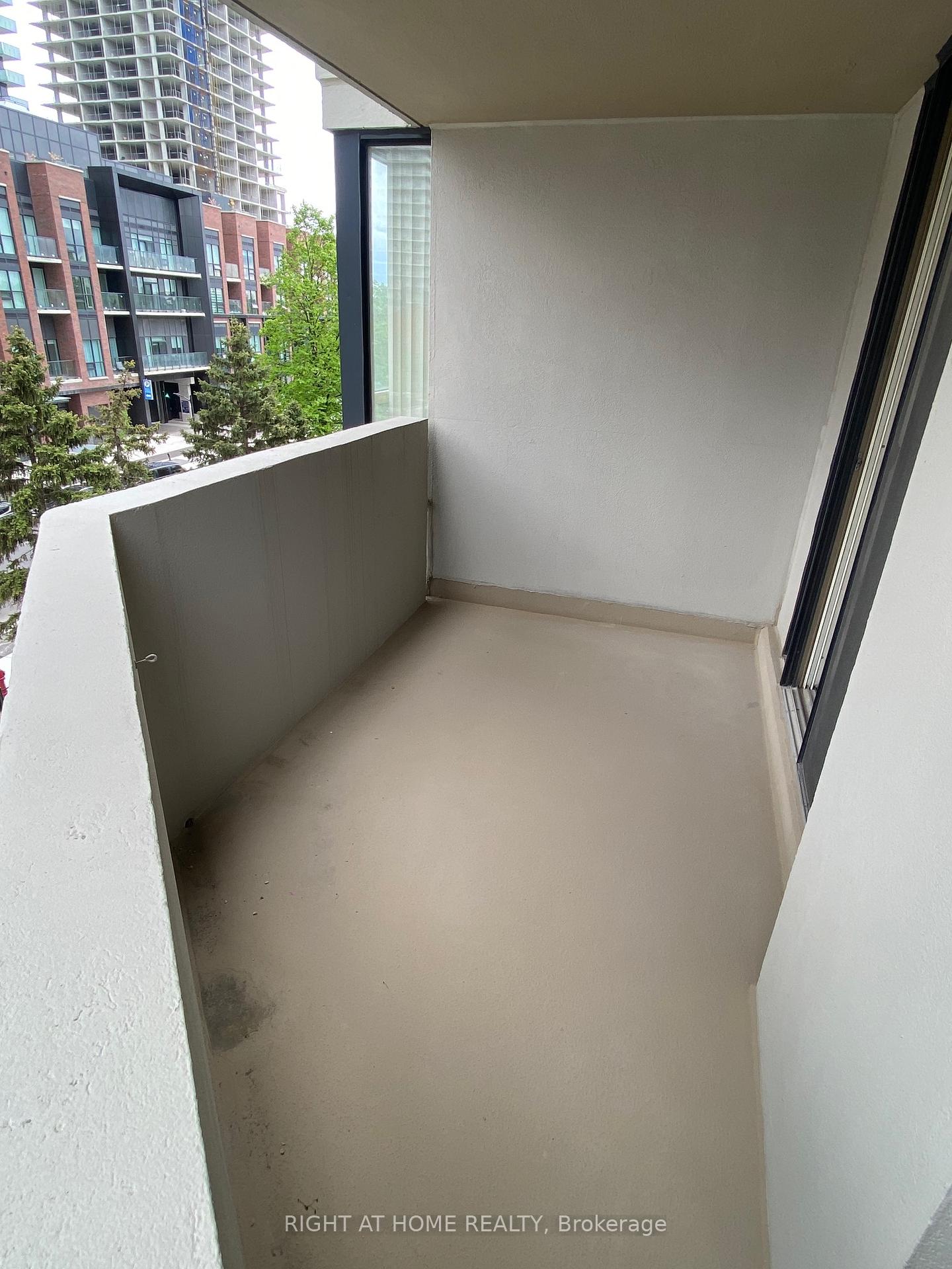 3 Bedrooms Condo at 330 Rathburn, Mississauga For sale