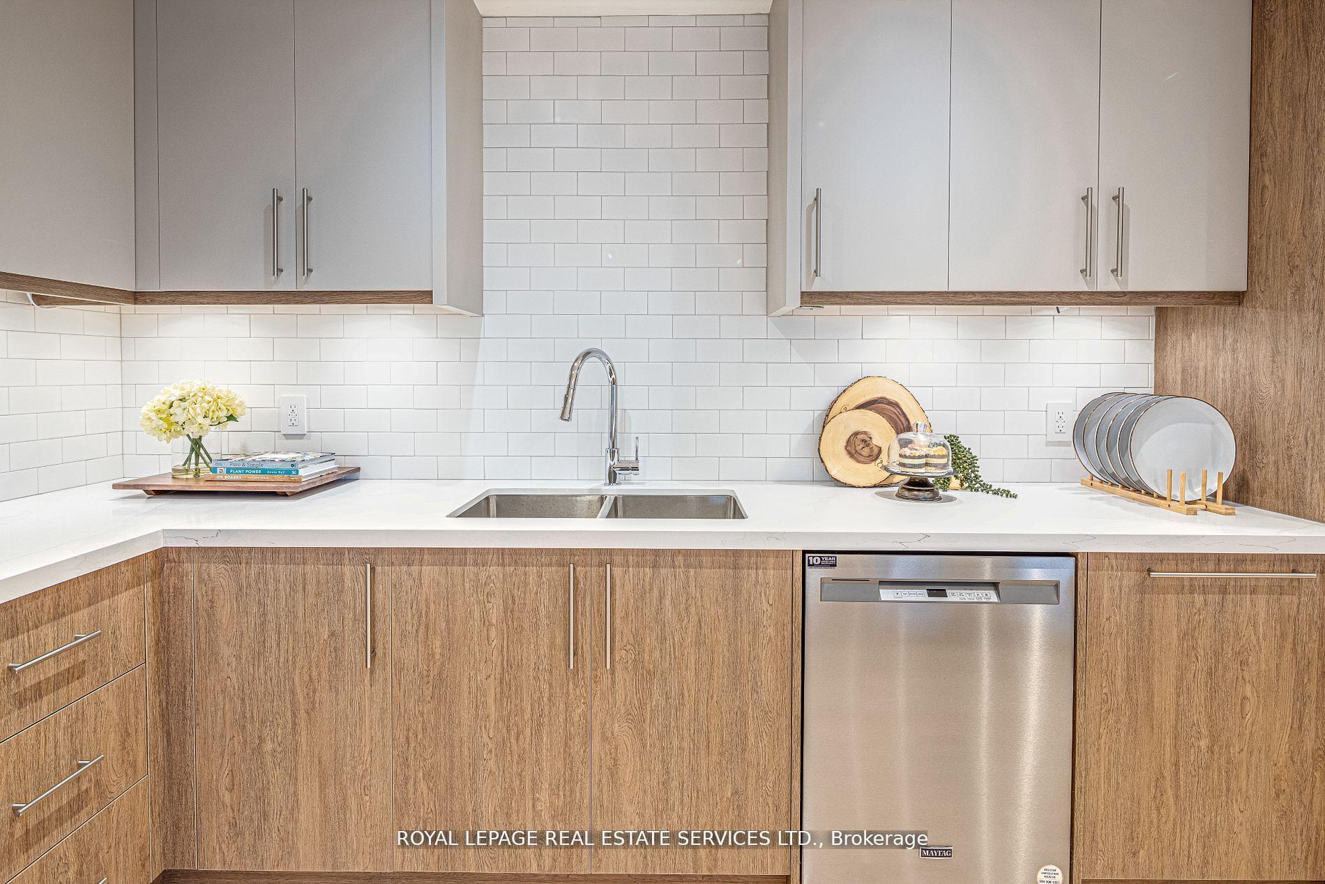 2 Bedrooms Condo at 175 Cumberland, Toronto For sale