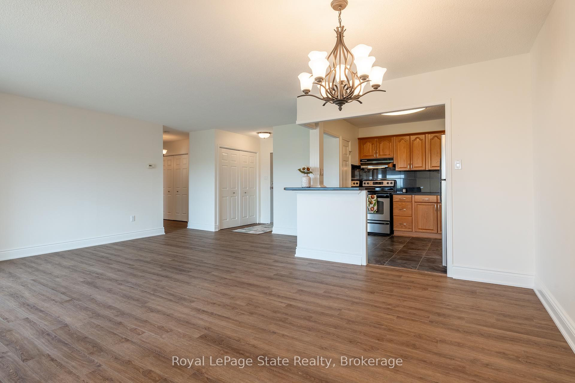 2 Bedrooms Condo at 500 Green,  Hamilton For sale