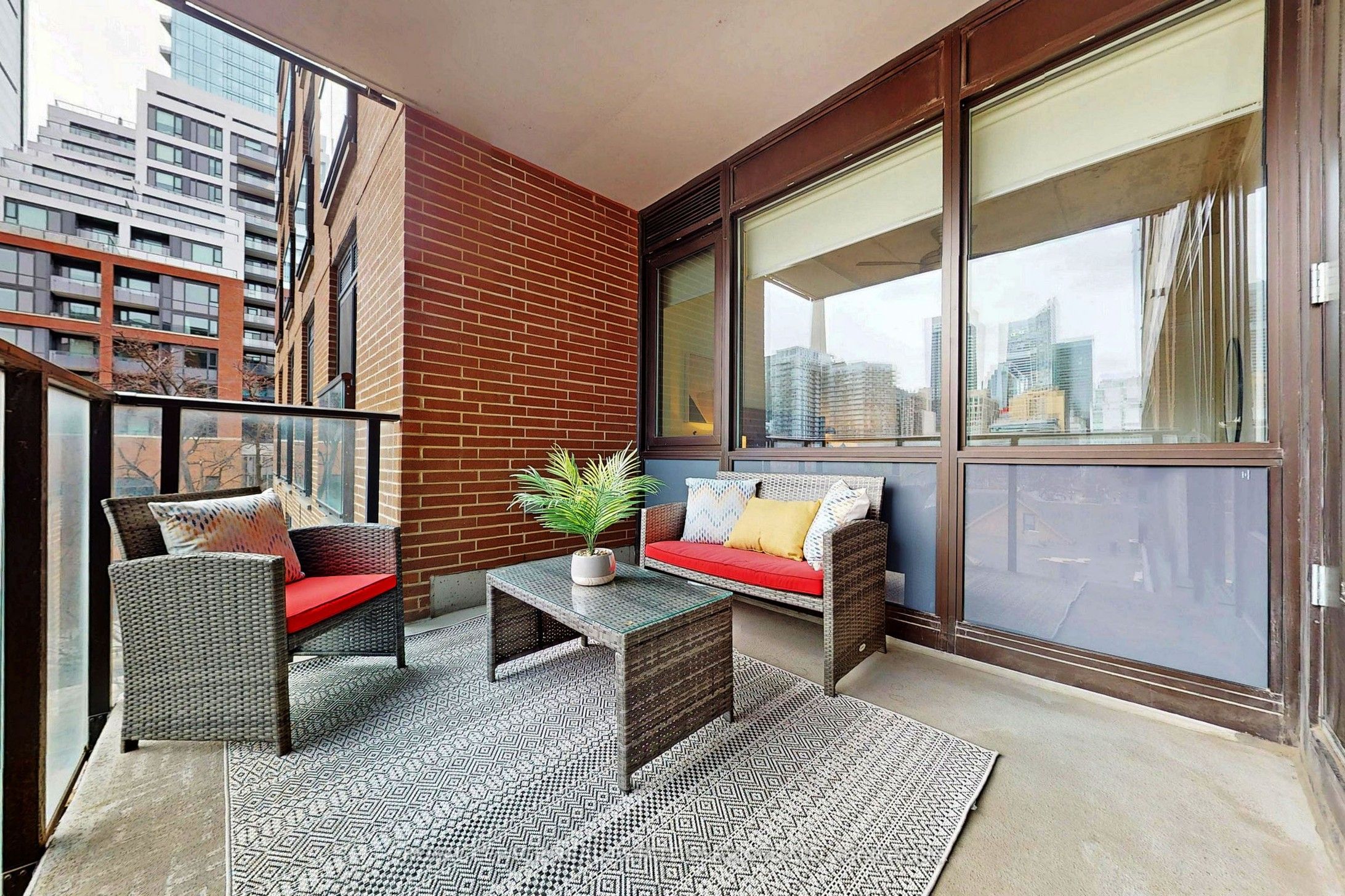 400 Wellington Street W, #507