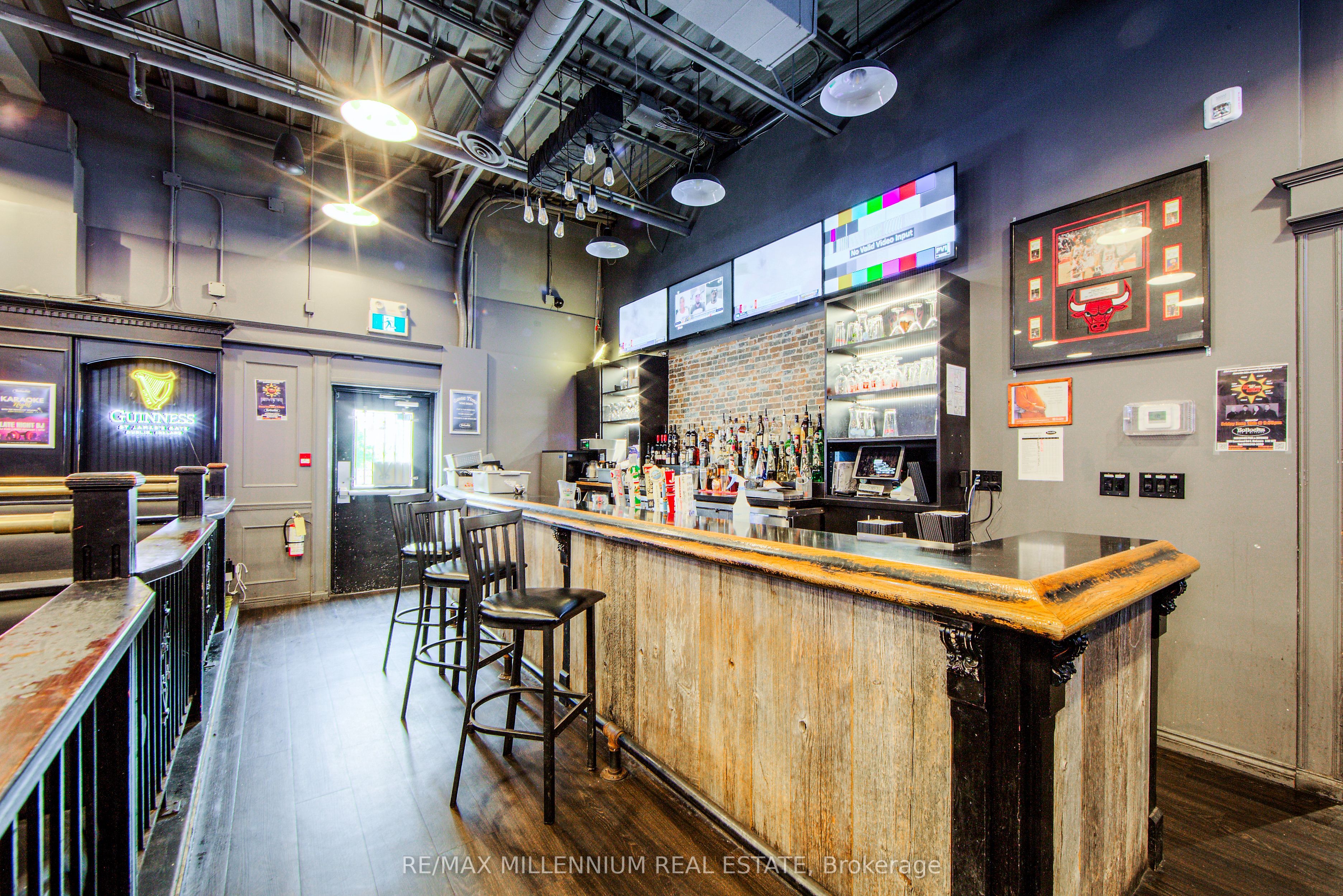 555 Rossland Road E
