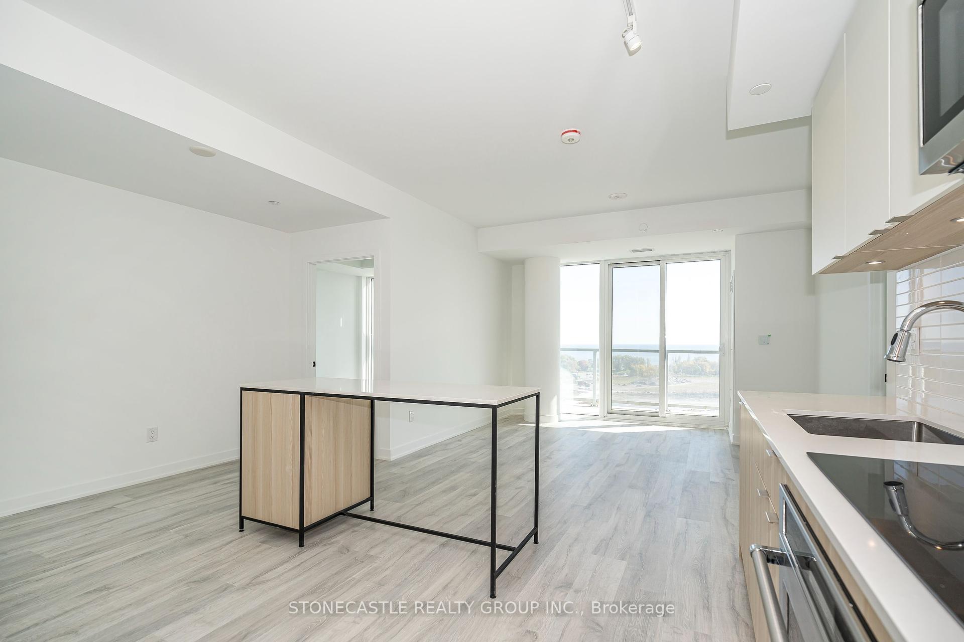3 Bedrooms Condo at 220 Missinnihe, Mississauga For sale