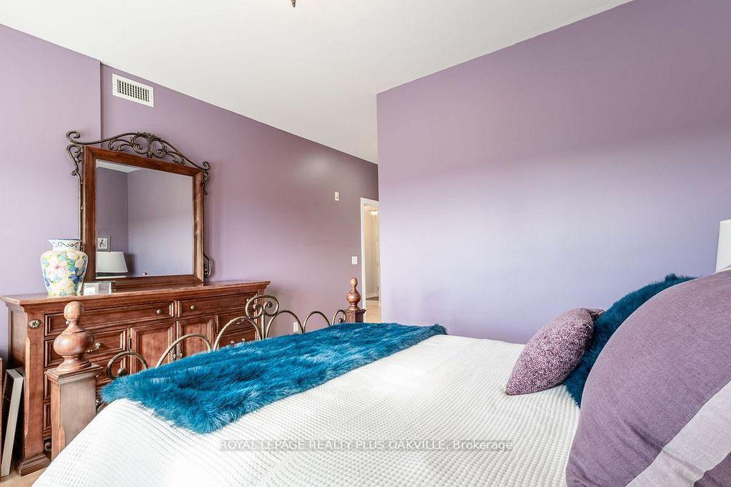 2 Bedrooms Condo at 1499 Nottinghill, Oakville For sale