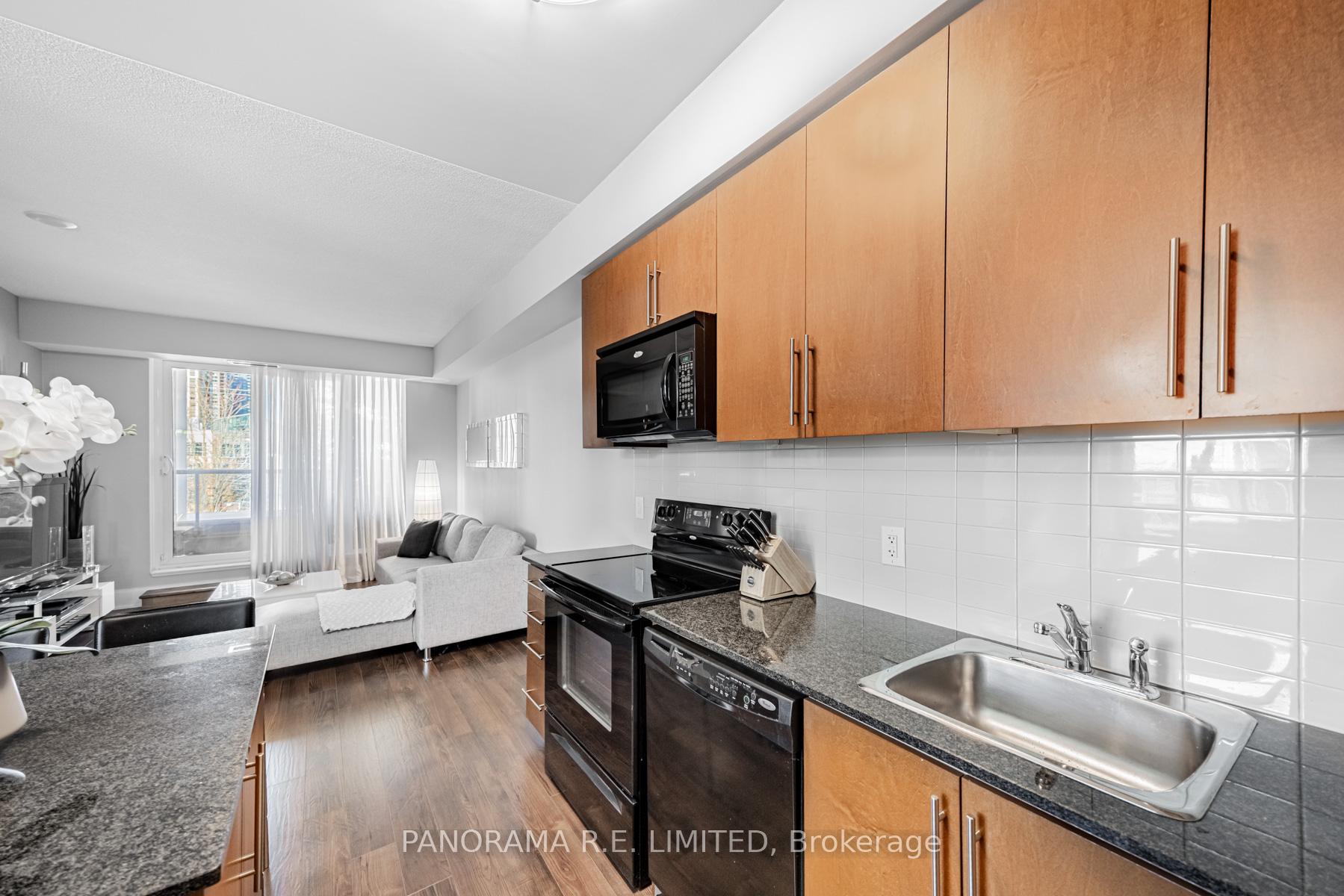 3 Bedrooms Condo at 330 Burnhamthorpe, Mississauga For sale