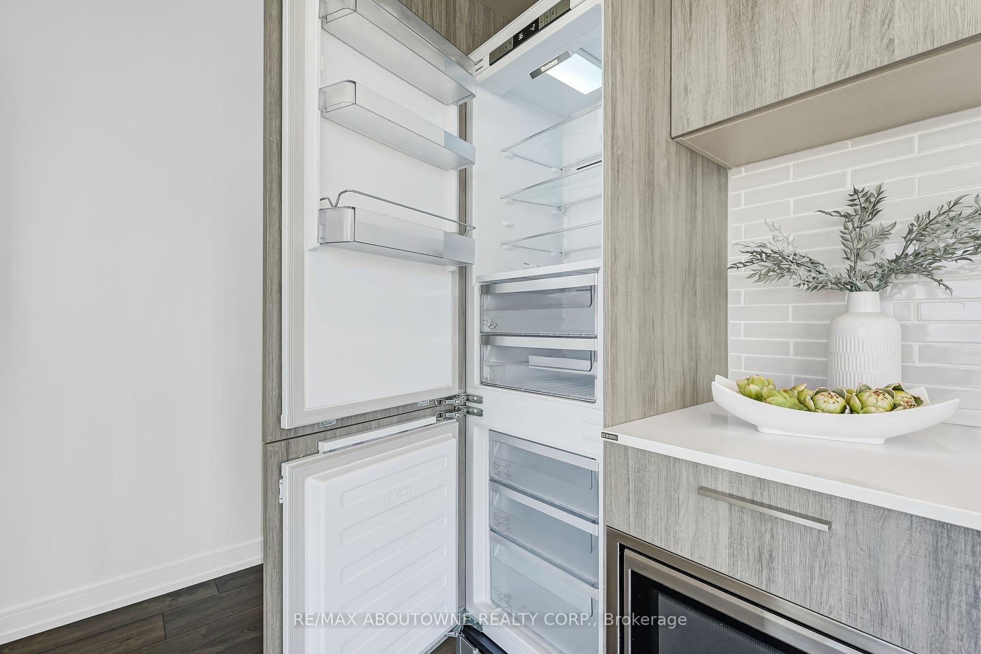 2 Bedrooms Condo at 3 Gloucester, Toronto For sale