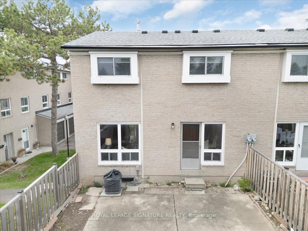 3 Bedrooms Condo at 2 Liszt,  Toronto For sale