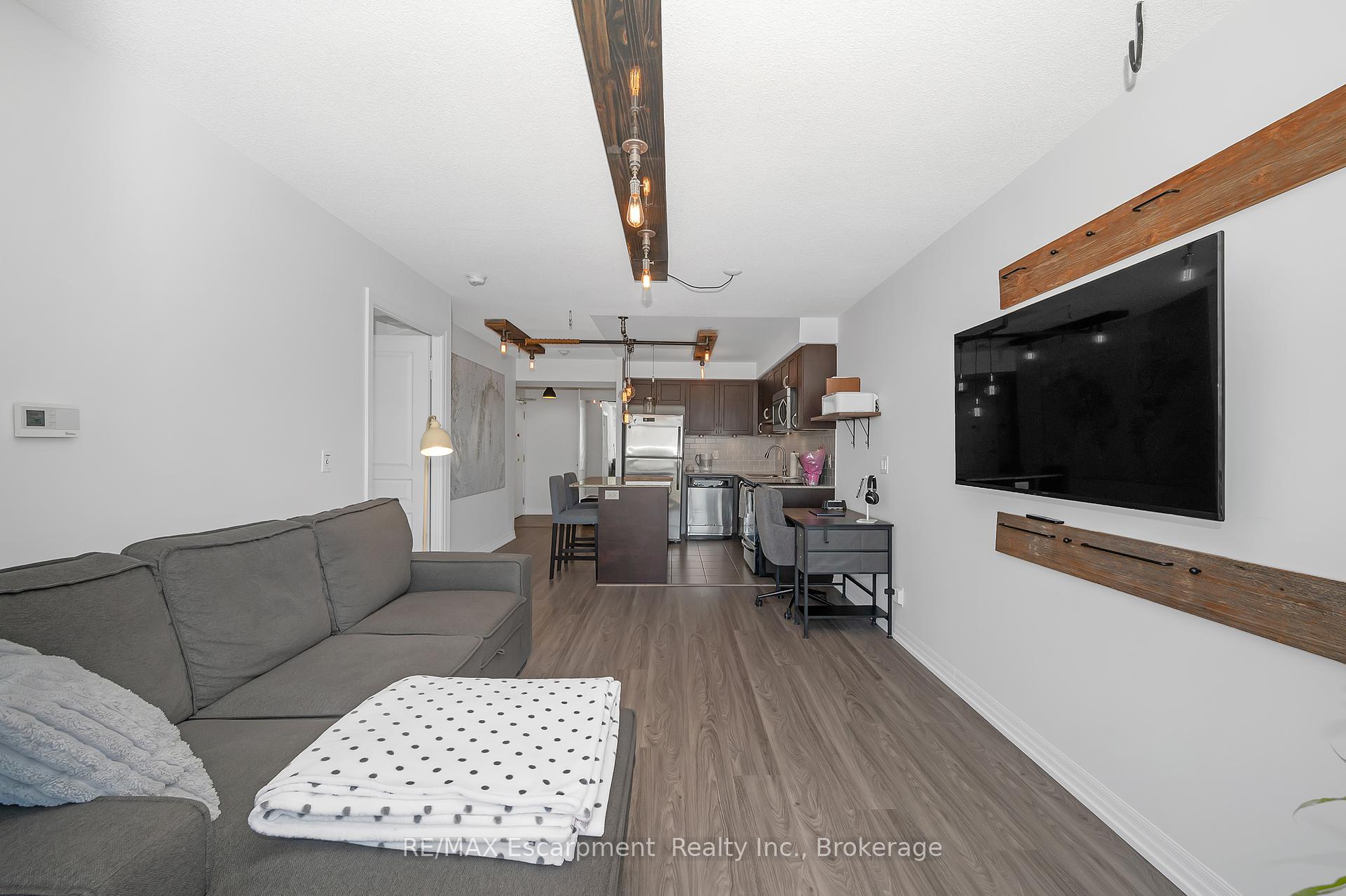 2 Bedrooms Condo at 1940 Ironstone, Burlington For sale