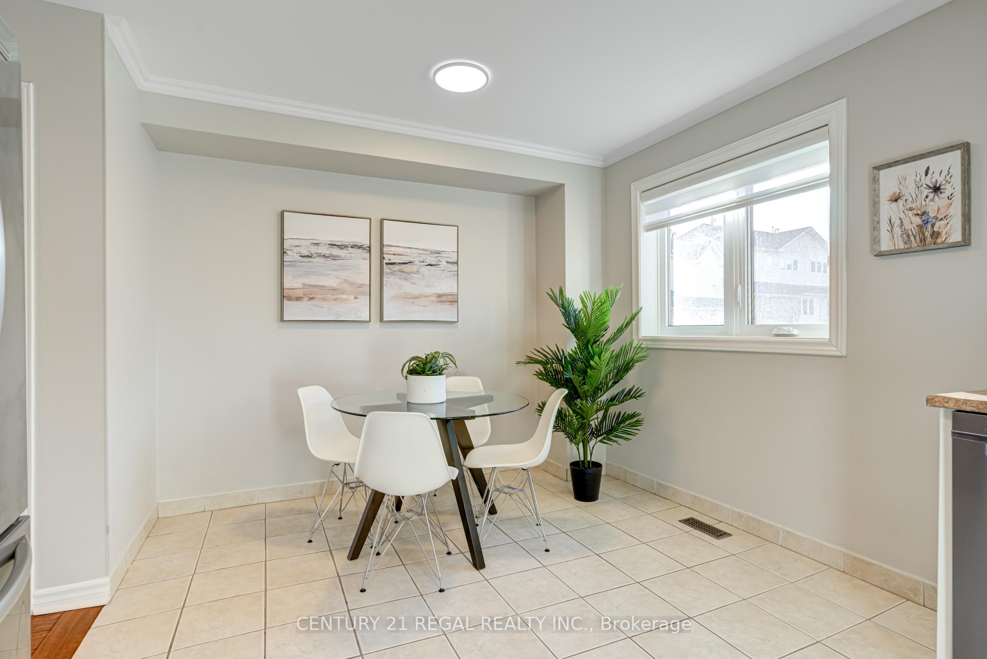 3 Bedrooms Condo at 45 Bristol, Mississauga For sale